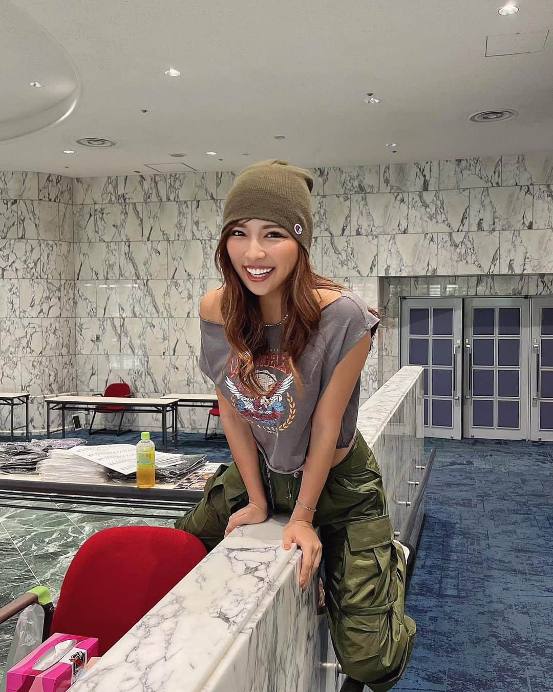  りさぶーのインスタグラム：「おはようございます 現場入り(誰よりも朝から元気です😢💦) . 本日２大会ラウンドガール務めさせて頂きます 12時15分〜  17時〜  . 体力勝負だ！頑張ります╰(*´︶`*)╯ #MMA #格闘技 #ラウンドガール」