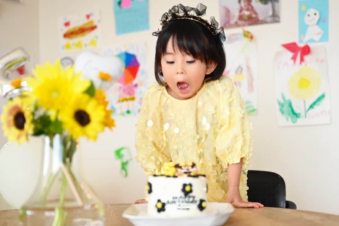 HALCALIさんのインスタグラム写真 - (HALCALIInstagram)「5歳💛  今年は可愛いワンピースと出会ってしまったのでそれに合わせてケーキをオーダーしてみた🫶🏻相変わらずプリンセス好きなむすめだけど母の独断でミニーのケーキに🤣でもすごく喜んでくれて良かった😮‍💨💛誕生日当日はディズニーの予定だったから前日にお家でお祝い♡ランチタイムに家族でお祝いして、おやつタイムには @chihiroishino ファミリーが可愛いお花を持って遊びに来てくれてさらには素敵な写真まで撮ってくれた🫶🏻みんなでケーキ食べて、レゴやヘアメイクセットで遊んでねぇね達は一緒にお風呂入って夕食も食べて最高だったよね😁 誕生日前々日には幼稚園のお友達にもお祝いしてもらって嬉しかったね🥰たっくさん大好きなお友達ができて毎日すっごく楽しそうで母も嬉しいよ🥹❤️‍🔥 いつも妹やぺぺに優しくて、我が家で1番のしっかり者😂まだまだよく泣くし甘えん坊ではあるけどね🤣お調子者でサービス精神旺盛だけど恥ずかしがり屋🤹🏻‍♀️よーく喋るし見てて飽きない🤣 大好きなむすめよ、おめでとう💛💛💛💛💛  #chihiphoto」7月9日 10時30分 - yucali_halcali