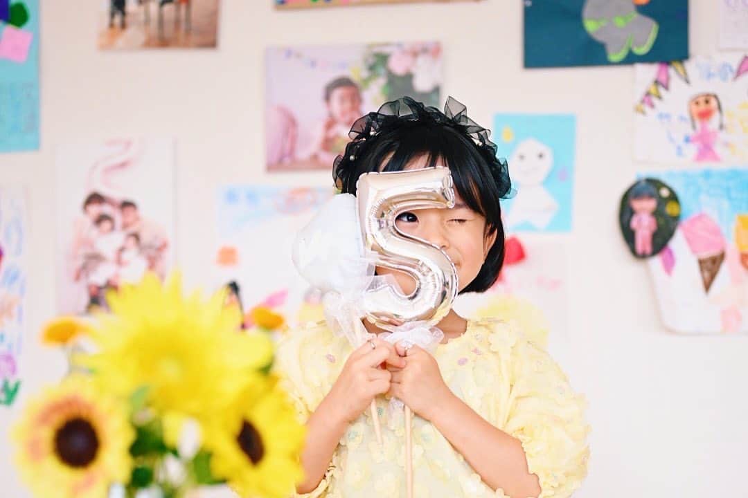 HALCALIさんのインスタグラム写真 - (HALCALIInstagram)「5歳💛  今年は可愛いワンピースと出会ってしまったのでそれに合わせてケーキをオーダーしてみた🫶🏻相変わらずプリンセス好きなむすめだけど母の独断でミニーのケーキに🤣でもすごく喜んでくれて良かった😮‍💨💛誕生日当日はディズニーの予定だったから前日にお家でお祝い♡ランチタイムに家族でお祝いして、おやつタイムには @chihiroishino ファミリーが可愛いお花を持って遊びに来てくれてさらには素敵な写真まで撮ってくれた🫶🏻みんなでケーキ食べて、レゴやヘアメイクセットで遊んでねぇね達は一緒にお風呂入って夕食も食べて最高だったよね😁 誕生日前々日には幼稚園のお友達にもお祝いしてもらって嬉しかったね🥰たっくさん大好きなお友達ができて毎日すっごく楽しそうで母も嬉しいよ🥹❤️‍🔥 いつも妹やぺぺに優しくて、我が家で1番のしっかり者😂まだまだよく泣くし甘えん坊ではあるけどね🤣お調子者でサービス精神旺盛だけど恥ずかしがり屋🤹🏻‍♀️よーく喋るし見てて飽きない🤣 大好きなむすめよ、おめでとう💛💛💛💛💛  #chihiphoto」7月9日 10時30分 - yucali_halcali