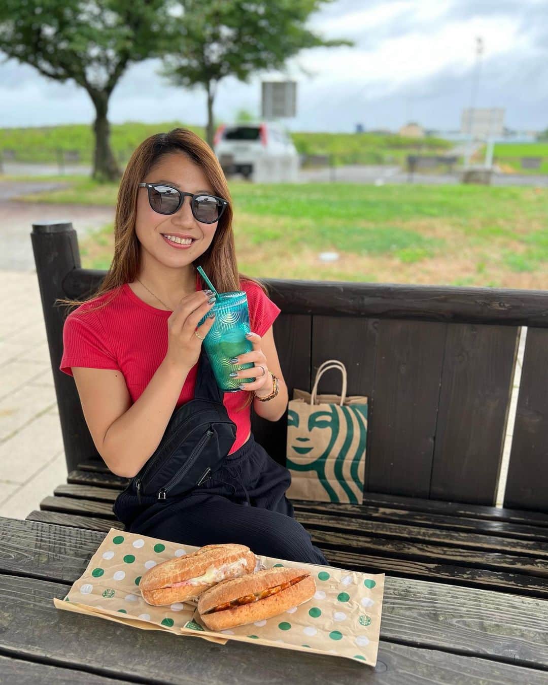 宮川杏奈のインスタグラム：「今日は気をつけながら食べる日❤️ 朝ごはんはスタバで🥖 中身はチキンでタンパク質は摂るよ🐔 . 今日は坊のために アンパンマンミュージカルを見に新潟市へ🚗 なんだかんだで親も楽しみ😘 . #産後 #産後ダイエット  #産後トレーニング  #産後太り  #産後ケア  #パーソナルトレーナー #ケトジェニックご飯  #トレーニング女子 #ケトジェニックダイエット #ボディメイク #フィットネス #ダイエット #トレーニング #ワークアウト #低糖質 #低糖質高タンパク #低糖質ダイエット #コンビニ低糖質 #ローカーボ #ロカボ食品 #ロカボ #低糖質ごはん #糖質オフ #パーソナルトレーナーの生活 #パーソナルトレーニング #パーソナルトレーニングジム」