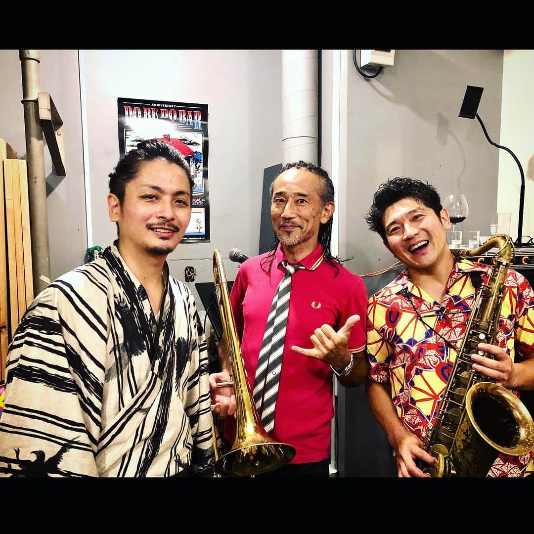 MONKYのインスタグラム：「昨日はParadise Jazz Session@横浜ドゥビドゥバー  前回も大盛り上がりだったのに、それを上回る熱量！  最幸な夜でした♬♬♬  ドゥビドゥバーな皆様、ありがとうございました🚀🚀🚀  次回のParadise Jazz Sessionは１０月２1日阿佐ヶ谷Jazzで、セネガルのジャンベ奏者、ラティールも参加してのスペシャルセットです。 きっとすごい夜になるよ。 是非。  そして今月16日には北原さんのバンドに参加！ 素晴らしいメンバーでめちゃくちゃ楽しみです。  日吉で乾杯しましょ！  ７月１6日（日）北原雅彦Quintet  Live at ワンダーウォール横浜  ●場所：ワンダーウォール横浜（神奈川県横浜市港北区日吉2-6-6 日吉壱番館B1F）  ●open 17:20 start  1st 18:30 / 2nd 19:40（2set）  ●charge ¥4,000   ●出演 北原雅彦（Trombone：東京スカパラダイスオーケストラ） 家永慎也（Tenor Sax：EXOTIC SKATES） 古川奈都子(Piano) 河上修(Bass) 三沢またろう(Perc)  ●予約・お問い合わせ ワンダーウォール横浜 https://wonderwall-yokohama.jp/」