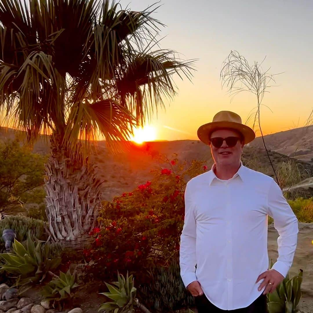 レイン・ウィルソンのインスタグラム：「Close your eyes. Picture me standing next to a desert shrub in a sunset in a white shirt with a hat and glasses. Now open them. Was it close to what you imagined?」