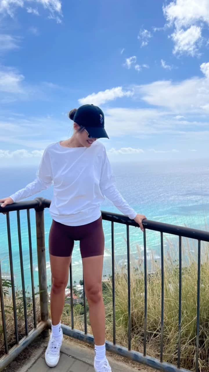 Mieのインスタグラム：「Diamond Head✨からみるワイキキ一望の景色は圧巻。海てなんでこんなに青いの？  ハワイの海が青い色をしているのは、３つほど要因があるそうです。  1. 海の透明度: ハワイの海は非常に透明で、光が水中で散乱しにくいため、光の吸収が少なくなる。その結果、青い光がより顕著に反射され、海が青く見える  2. 海の浅さ: ハワイ周辺の海域は比較的浅く、浅瀬では地底からの光が海底に反射して戻ってきます。これにより、光の反射が増え、海の色がより鮮やかに見える。  3. 海底の地形: 海底の地形も海の色に影響を与えます。ハワイ周辺の海底は、白い砂や浅瀬が広がる珊瑚礁など、明るい色の地形が多い。よって反射される光の量が増え、海が青く見える効果が生まれる🩵  #waikiki #ワイキキ #ハワイ生活 #ハワイ大好き  #旅行 #ハワイでやること #ハイキング #山登り」