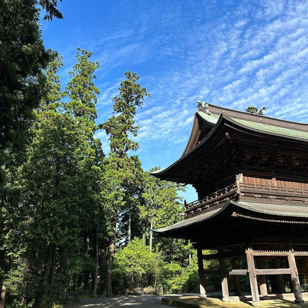 増山敬子のインスタグラム：「#座禅 座禅をしに鎌倉へ 4時出発の朝活の旅  以前のように忙しくなる日々で、 毎日があっという間に過ぎてませんか？？  スピード感が増しているなっと。  そんな中、自分の人生についてゆっくり考える時間って、作らないとないなって。  日々の仕事や、やらなきゃいけない確認ごとや家事や子供達との時間、時間が足りなくて寝る時間が2時3時になって湯船で携帯みちゃうやつね。  なので、たまにいく座禅の時間が 気持ちいい😌  頭リフレッシュ時間 みんなもつくってみてね！  #zazen#坐禅#鎌倉カフェ#鎌倉グルメ」