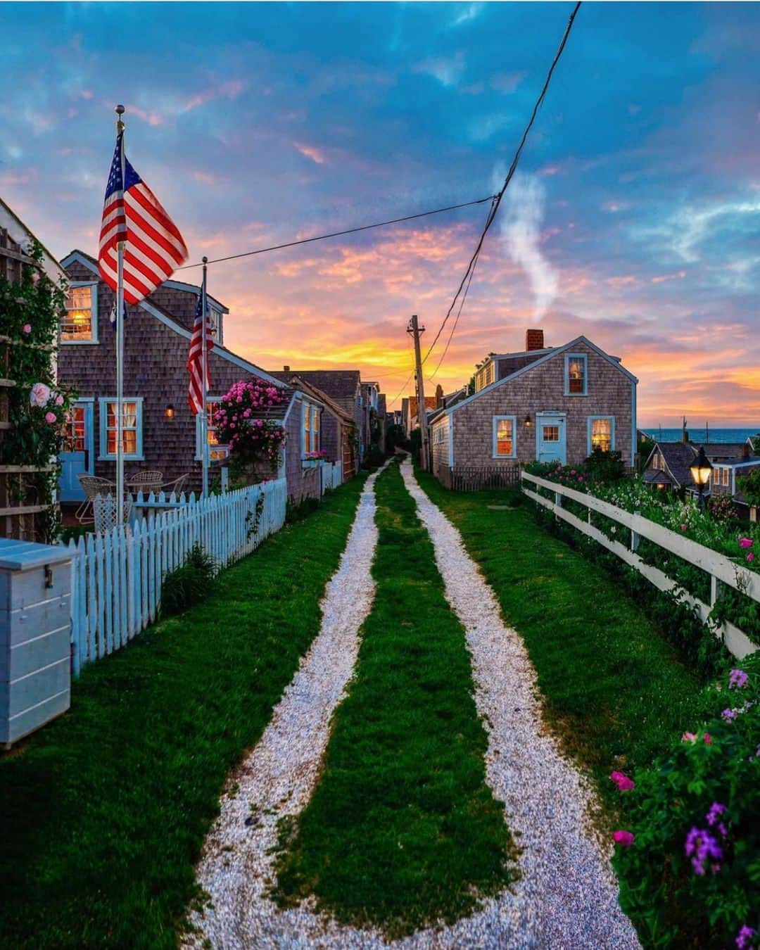 PicLab™ Sayingsさんのインスタグラム写真 - (PicLab™ SayingsInstagram)「Rhode Island has the ultimate summertime vibes. 🌞🏡 Tag someone you would spend the weekend here with!  📸 @kjp」7月9日 10時57分 - paradise