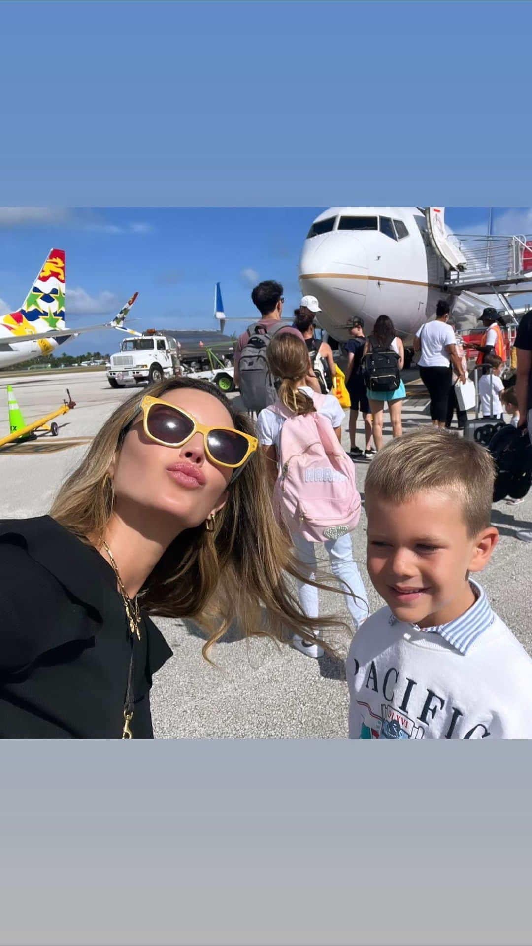 Elizabeth Chambers Hammerのインスタグラム：「2 months, 4 countries, 16 cities, and only one checked bag each. Was most excited about that, until Hopsey wrote the sweetest letters to the pilots and crew 🥹」