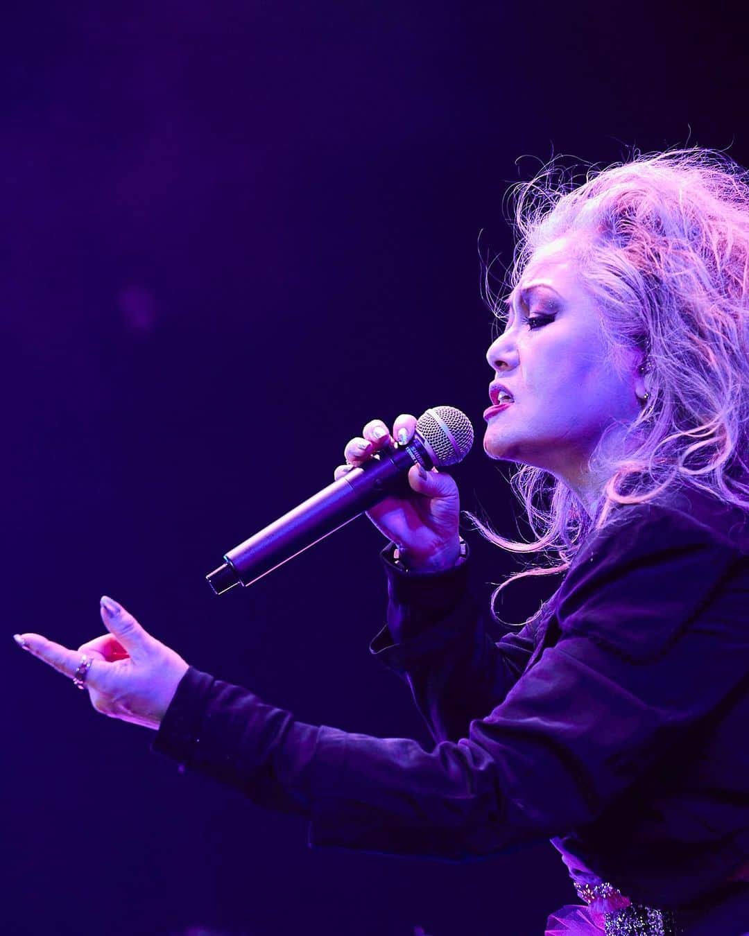 JILLのインスタグラム：「20230702東京HULIC HALL 語るように  photo by アンザイミキ  7月22日-仙台rensaホール 7月23日_函館金森ホール —————————————- PERSONZ「I AM THE BEST TOUR」 6月18日_高知県立県民文化ホール グリーンホール 6月24日_札幌CUBE GARDEN 7月02日_ヒューリックホール東京 7月22日-仙台rensaホール 7月23日_函館金森ホール 8月04日_名古屋ダイアモンドホール 8月05日_大阪クラブクワトロ 8月11日_新潟LOTS 8月12日_高崎芸術劇場スタジオシアター 8月26日_福岡電気みらいホール —————————————-  #jillpersonz  #personz  #youtubepersonzチャンネル #note  #jillpersonz  #エアプレ #JILLプレ #ラジオ高崎 #三味線jill屋」