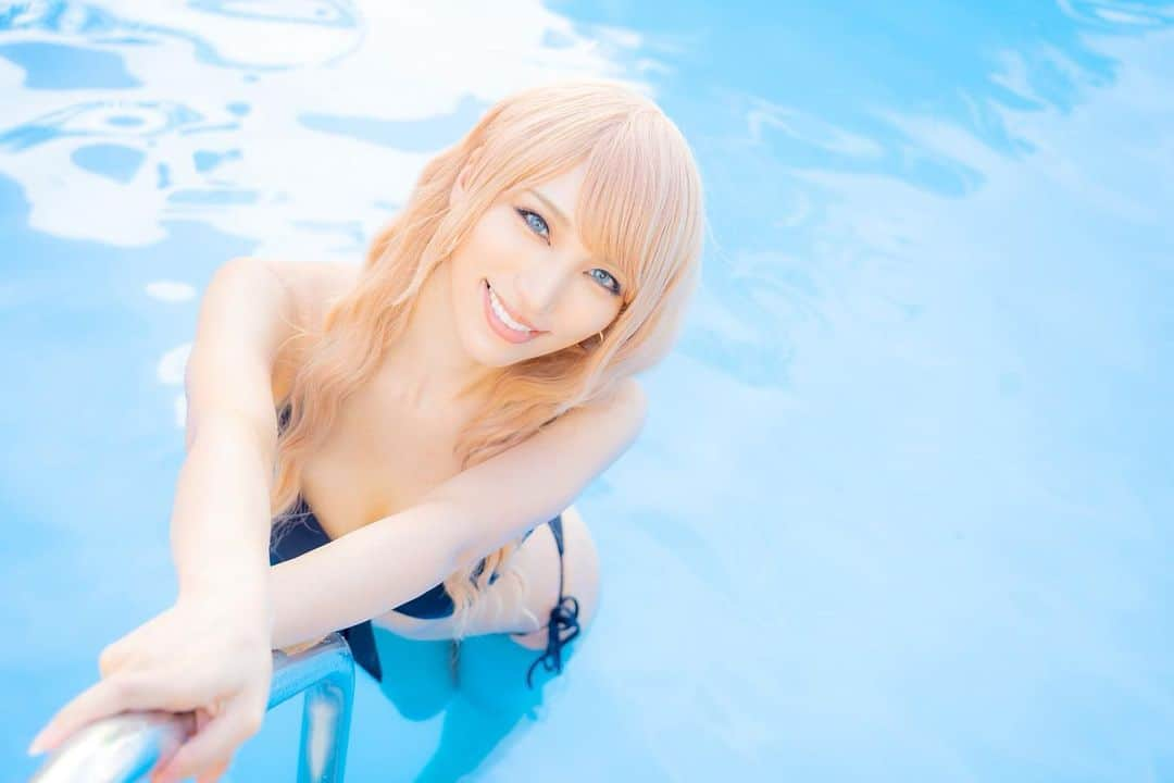 LOPEのインスタグラム：「夏来たねぇ〜🌻 ということで 夏っぽい投稿して行こうか！  ‪📷 @hideto_photo   #撮影モデル #水着 #ビキニ #黒ビキニ #プール #コスプレイヤー #撮影会モデル #cosplay #cosplaygirl #coser #bikini #pool #角色扮演 #角色扮演者 #粉我 #ウィッグ」