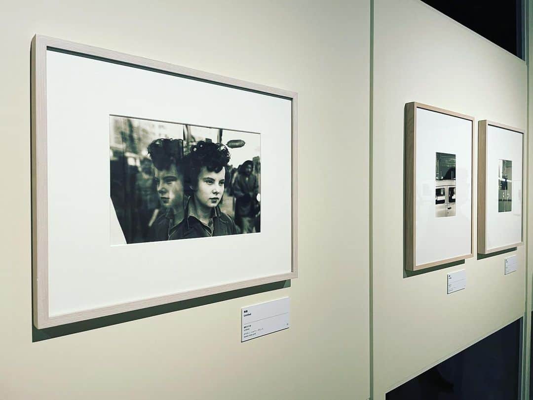 DJ AIKO 62さんのインスタグラム写真 - (DJ AIKO 62Instagram)「ソール・ライターの原点 ニューヨークの色 2023年7月8日〜8月23日 ヒカリエホール ホールA  写真はとても好きです。作家がどんな瞬間に心動かされたのかがよくわかるから。  ソール・ライターの展覧会は過去に2017年、2020年にも開催されていて、いずれかがきっかけでその存在を知ったという人が日本においてはほとんどだと思います。  今年（2023年）4月からオーチャードホールを除き休館しているBunkamuraですが、ソール・ライターの生誕100年を記念した今展は、ヒカリエホールにて開催される運びとなりました。見本市やパーティーなども行うようないわゆるイベントスペースですが、会場の個性を活かした大規模プロジェクションでソール・ライターの色彩の世界に没頭できる展示もあり、すごくワクワクした鑑賞体験になりました。  2013年に89歳でこの世を去った時、未整理の作品がカラースライドだけでも数万点はあったそうで、翌年に創立された財団が現在進行形でデータベース化に取り組んでおられます。  今回は新たに発掘された作品によるカラー・スライド、未公開のモノクロ写真、絵画など約400点以上で構成。  後の巨匠たちのポートレートの中に若かりしアンディ・ウォーホルを見た時には驚きました。2人ともピッツバーグ出身、同郷が繋ぐ縁だったそう。ウォーホルとお母さんが一緒に写った作品もすぐ隣にありました。（写真3枚目）  人の勧めもあり、ファッション写真の世界でも活躍したソール・ライター。オリジナルのポジは当時、印刷原稿としてそのまま使っていたため、そのものは財団にも残っていないのだそう。今回は一部屋丸ごと雑誌！という展示もあってこちらも圧巻です。  また、2000点は下らないという絵画作品からも選りすぐりのものが来日。写真と並んでの展示もユニークで、改めてソールの中にある色彩感覚にもふれる機会となるでしょう。 NYの部屋の一部を再現したコーナーも。  会期中休館日もなく、最終入場も19:30までなので、渋谷駅直結のヒカリエへ是非！この夏おすすめの美術展です。  ・写真は申請・許可を得て撮影しています。掲載時のルールもありますので、転用・転載、レイアウト写真としての使用、リポストなどは申し訳ありませんが全てお断りしています。投稿自体をご覧いただけるようにストーリーやSNSでシェアして下さると嬉しいです。  こちらが記事、投稿のテキスト部分や番組のネタ元・きっかけとなった場合は必ずクレジット表記やアカウントの紹介もあわせてお願いいたします。  ＋＋＋＋＋ おすすめ美術展を紹介しています。 よかったら @djaiko62 をフォローして下さい。 ＋＋＋＋＋  #東京 #おすすめ美術展 #bunkamuraザミュージアム  @bunkamura_the_museum  #美術館巡り #美術館 #アート散歩 #DJAIKO62 #djaiko62のアート噺 #学芸員djのdjaiko62 #読むアート噺 #アート噺 #saulleiter  #ソールライター #写真展 #ニューヨーク #newyork  #渋谷ヒカリエ」7月9日 10時54分 - djaiko62