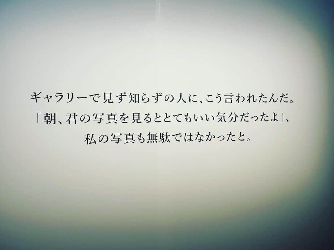 DJ AIKO 62さんのインスタグラム写真 - (DJ AIKO 62Instagram)「ソール・ライターの原点 ニューヨークの色 2023年7月8日〜8月23日 ヒカリエホール ホールA  写真はとても好きです。作家がどんな瞬間に心動かされたのかがよくわかるから。  ソール・ライターの展覧会は過去に2017年、2020年にも開催されていて、いずれかがきっかけでその存在を知ったという人が日本においてはほとんどだと思います。  今年（2023年）4月からオーチャードホールを除き休館しているBunkamuraですが、ソール・ライターの生誕100年を記念した今展は、ヒカリエホールにて開催される運びとなりました。見本市やパーティーなども行うようないわゆるイベントスペースですが、会場の個性を活かした大規模プロジェクションでソール・ライターの色彩の世界に没頭できる展示もあり、すごくワクワクした鑑賞体験になりました。  2013年に89歳でこの世を去った時、未整理の作品がカラースライドだけでも数万点はあったそうで、翌年に創立された財団が現在進行形でデータベース化に取り組んでおられます。  今回は新たに発掘された作品によるカラー・スライド、未公開のモノクロ写真、絵画など約400点以上で構成。  後の巨匠たちのポートレートの中に若かりしアンディ・ウォーホルを見た時には驚きました。2人ともピッツバーグ出身、同郷が繋ぐ縁だったそう。ウォーホルとお母さんが一緒に写った作品もすぐ隣にありました。（写真3枚目）  人の勧めもあり、ファッション写真の世界でも活躍したソール・ライター。オリジナルのポジは当時、印刷原稿としてそのまま使っていたため、そのものは財団にも残っていないのだそう。今回は一部屋丸ごと雑誌！という展示もあってこちらも圧巻です。  また、2000点は下らないという絵画作品からも選りすぐりのものが来日。写真と並んでの展示もユニークで、改めてソールの中にある色彩感覚にもふれる機会となるでしょう。 NYの部屋の一部を再現したコーナーも。  会期中休館日もなく、最終入場も19:30までなので、渋谷駅直結のヒカリエへ是非！この夏おすすめの美術展です。  ・写真は申請・許可を得て撮影しています。掲載時のルールもありますので、転用・転載、レイアウト写真としての使用、リポストなどは申し訳ありませんが全てお断りしています。投稿自体をご覧いただけるようにストーリーやSNSでシェアして下さると嬉しいです。  こちらが記事、投稿のテキスト部分や番組のネタ元・きっかけとなった場合は必ずクレジット表記やアカウントの紹介もあわせてお願いいたします。  ＋＋＋＋＋ おすすめ美術展を紹介しています。 よかったら @djaiko62 をフォローして下さい。 ＋＋＋＋＋  #東京 #おすすめ美術展 #bunkamuraザミュージアム  @bunkamura_the_museum  #美術館巡り #美術館 #アート散歩 #DJAIKO62 #djaiko62のアート噺 #学芸員djのdjaiko62 #読むアート噺 #アート噺 #saulleiter  #ソールライター #写真展 #ニューヨーク #newyork  #渋谷ヒカリエ」7月9日 10時54分 - djaiko62