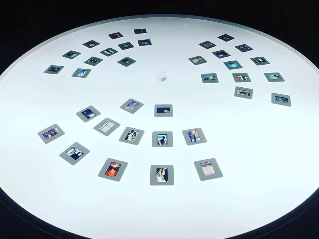 DJ AIKO 62さんのインスタグラム写真 - (DJ AIKO 62Instagram)「ソール・ライターの原点 ニューヨークの色 2023年7月8日〜8月23日 ヒカリエホール ホールA  写真はとても好きです。作家がどんな瞬間に心動かされたのかがよくわかるから。  ソール・ライターの展覧会は過去に2017年、2020年にも開催されていて、いずれかがきっかけでその存在を知ったという人が日本においてはほとんどだと思います。  今年（2023年）4月からオーチャードホールを除き休館しているBunkamuraですが、ソール・ライターの生誕100年を記念した今展は、ヒカリエホールにて開催される運びとなりました。見本市やパーティーなども行うようないわゆるイベントスペースですが、会場の個性を活かした大規模プロジェクションでソール・ライターの色彩の世界に没頭できる展示もあり、すごくワクワクした鑑賞体験になりました。  2013年に89歳でこの世を去った時、未整理の作品がカラースライドだけでも数万点はあったそうで、翌年に創立された財団が現在進行形でデータベース化に取り組んでおられます。  今回は新たに発掘された作品によるカラー・スライド、未公開のモノクロ写真、絵画など約400点以上で構成。  後の巨匠たちのポートレートの中に若かりしアンディ・ウォーホルを見た時には驚きました。2人ともピッツバーグ出身、同郷が繋ぐ縁だったそう。ウォーホルとお母さんが一緒に写った作品もすぐ隣にありました。（写真3枚目）  人の勧めもあり、ファッション写真の世界でも活躍したソール・ライター。オリジナルのポジは当時、印刷原稿としてそのまま使っていたため、そのものは財団にも残っていないのだそう。今回は一部屋丸ごと雑誌！という展示もあってこちらも圧巻です。  また、2000点は下らないという絵画作品からも選りすぐりのものが来日。写真と並んでの展示もユニークで、改めてソールの中にある色彩感覚にもふれる機会となるでしょう。 NYの部屋の一部を再現したコーナーも。  会期中休館日もなく、最終入場も19:30までなので、渋谷駅直結のヒカリエへ是非！この夏おすすめの美術展です。  ・写真は申請・許可を得て撮影しています。掲載時のルールもありますので、転用・転載、レイアウト写真としての使用、リポストなどは申し訳ありませんが全てお断りしています。投稿自体をご覧いただけるようにストーリーやSNSでシェアして下さると嬉しいです。  こちらが記事、投稿のテキスト部分や番組のネタ元・きっかけとなった場合は必ずクレジット表記やアカウントの紹介もあわせてお願いいたします。  ＋＋＋＋＋ おすすめ美術展を紹介しています。 よかったら @djaiko62 をフォローして下さい。 ＋＋＋＋＋  #東京 #おすすめ美術展 #bunkamuraザミュージアム  @bunkamura_the_museum  #美術館巡り #美術館 #アート散歩 #DJAIKO62 #djaiko62のアート噺 #学芸員djのdjaiko62 #読むアート噺 #アート噺 #saulleiter  #ソールライター #写真展 #ニューヨーク #newyork  #渋谷ヒカリエ」7月9日 10時54分 - djaiko62