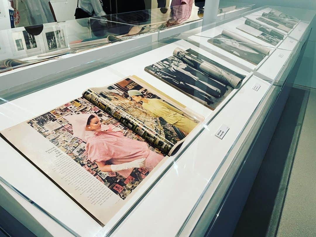 DJ AIKO 62さんのインスタグラム写真 - (DJ AIKO 62Instagram)「ソール・ライターの原点 ニューヨークの色 2023年7月8日〜8月23日 ヒカリエホール ホールA  写真はとても好きです。作家がどんな瞬間に心動かされたのかがよくわかるから。  ソール・ライターの展覧会は過去に2017年、2020年にも開催されていて、いずれかがきっかけでその存在を知ったという人が日本においてはほとんどだと思います。  今年（2023年）4月からオーチャードホールを除き休館しているBunkamuraですが、ソール・ライターの生誕100年を記念した今展は、ヒカリエホールにて開催される運びとなりました。見本市やパーティーなども行うようないわゆるイベントスペースですが、会場の個性を活かした大規模プロジェクションでソール・ライターの色彩の世界に没頭できる展示もあり、すごくワクワクした鑑賞体験になりました。  2013年に89歳でこの世を去った時、未整理の作品がカラースライドだけでも数万点はあったそうで、翌年に創立された財団が現在進行形でデータベース化に取り組んでおられます。  今回は新たに発掘された作品によるカラー・スライド、未公開のモノクロ写真、絵画など約400点以上で構成。  後の巨匠たちのポートレートの中に若かりしアンディ・ウォーホルを見た時には驚きました。2人ともピッツバーグ出身、同郷が繋ぐ縁だったそう。ウォーホルとお母さんが一緒に写った作品もすぐ隣にありました。（写真3枚目）  人の勧めもあり、ファッション写真の世界でも活躍したソール・ライター。オリジナルのポジは当時、印刷原稿としてそのまま使っていたため、そのものは財団にも残っていないのだそう。今回は一部屋丸ごと雑誌！という展示もあってこちらも圧巻です。  また、2000点は下らないという絵画作品からも選りすぐりのものが来日。写真と並んでの展示もユニークで、改めてソールの中にある色彩感覚にもふれる機会となるでしょう。 NYの部屋の一部を再現したコーナーも。  会期中休館日もなく、最終入場も19:30までなので、渋谷駅直結のヒカリエへ是非！この夏おすすめの美術展です。  ・写真は申請・許可を得て撮影しています。掲載時のルールもありますので、転用・転載、レイアウト写真としての使用、リポストなどは申し訳ありませんが全てお断りしています。投稿自体をご覧いただけるようにストーリーやSNSでシェアして下さると嬉しいです。  こちらが記事、投稿のテキスト部分や番組のネタ元・きっかけとなった場合は必ずクレジット表記やアカウントの紹介もあわせてお願いいたします。  ＋＋＋＋＋ おすすめ美術展を紹介しています。 よかったら @djaiko62 をフォローして下さい。 ＋＋＋＋＋  #東京 #おすすめ美術展 #bunkamuraザミュージアム  @bunkamura_the_museum  #美術館巡り #美術館 #アート散歩 #DJAIKO62 #djaiko62のアート噺 #学芸員djのdjaiko62 #読むアート噺 #アート噺 #saulleiter  #ソールライター #写真展 #ニューヨーク #newyork  #渋谷ヒカリエ」7月9日 10時54分 - djaiko62