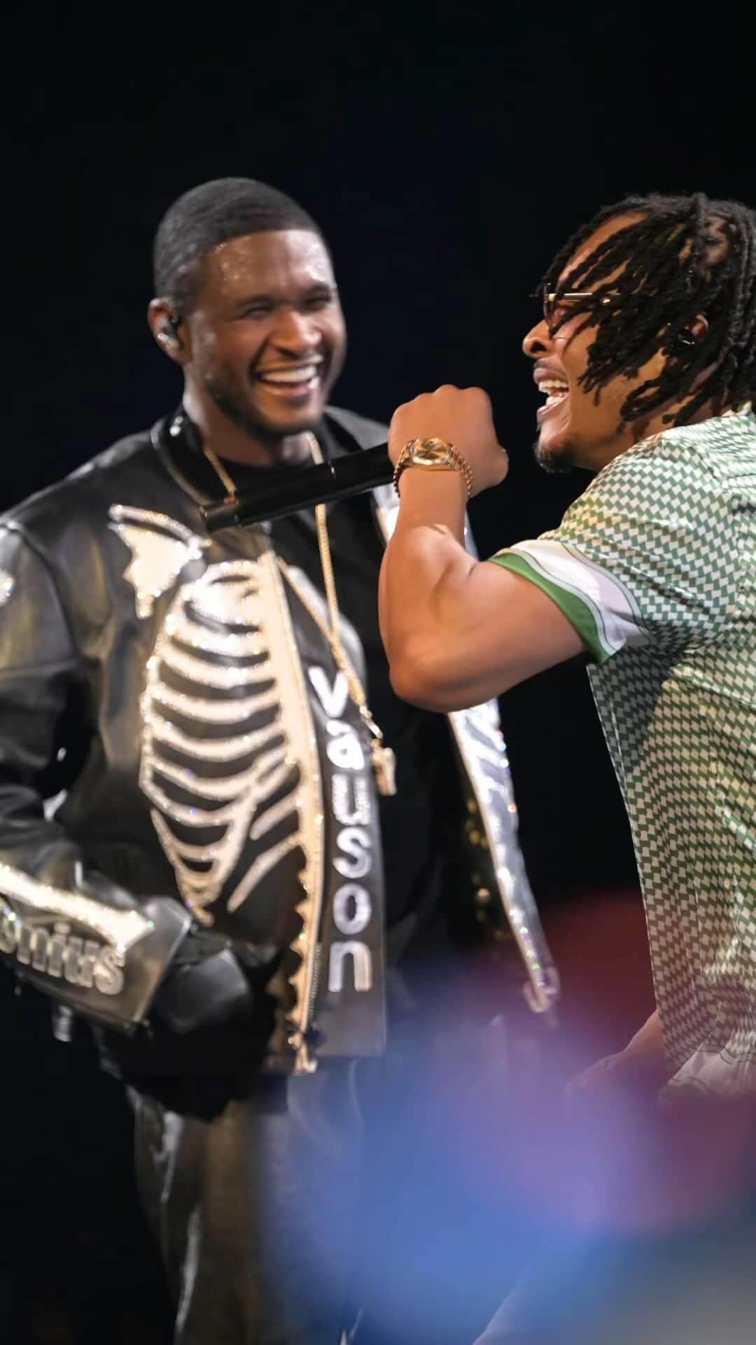 T.I.のインスタグラム：「Got a chance to hit the stage again with my patna last night & 🆙 we went‼️ Always a great time the legend @usher... Had to show him he ain't da only Sex Symbol in da house,udigg😂😂😂 But If you ain't went to vegas to catch his show You Trippin,Trippin... Bruh putting on fa da city!!! Da strong way !!!」