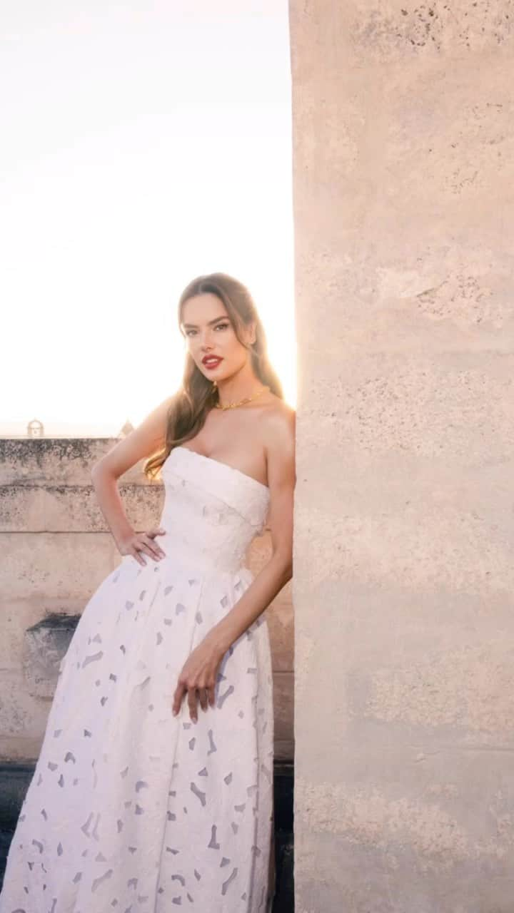 Carolina Gonzalezのインスタグラム：「🌹A L É 🇮🇹 Velvet Red Lip for Day 2 @alessandraambrosio @dolcegabbana in Puglia #AltaModa  Photos @marcopionato  Hair @giannandreahair  #MakeupByMe @cgonzalezbeauty  Using New @armanibeauty LipPower Matte 400    #alessandraambrosio  #cgonzalezbeauty  #red  #redlips  # glow」