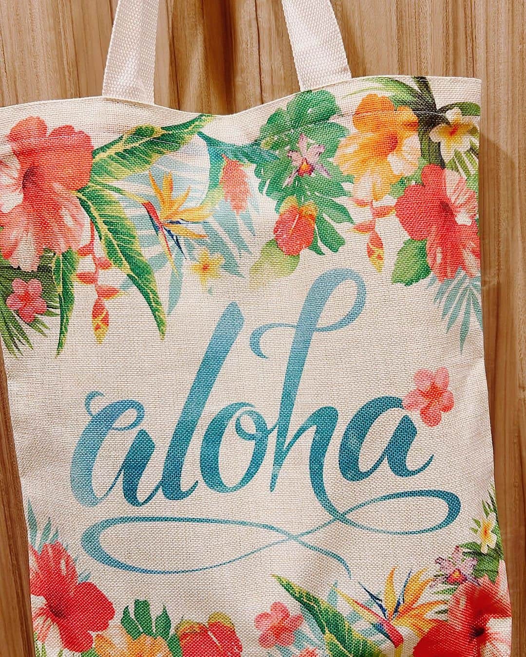 のインスタグラム：「🎁✨ ⁡ ⁡ 日本でHawaii気分🌺 はぁ〜幸せ♡ ⁡ 娘も気に入ったらしく 自分のものにと言い張るほど… ありがとうございます！ ⁡ 来週からは　銀座松屋で Hawaiiイベント！ 欲しいものが多過ぎて 今から悩んでいます笑 ⁡ 夏　最高だー❣️  #思いがけないプレゼント  #ハワイ気分  #ありがとうございます  #ハワイ好き #アロハスピリット  #アラフィフママ  の#楽しみ  #love #hawaii」