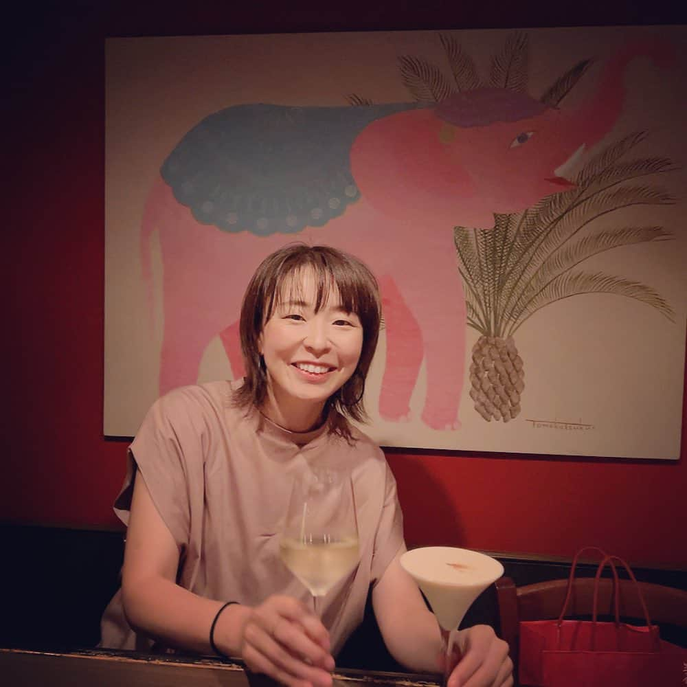 津久井智子さんのインスタグラム写真 - (津久井智子Instagram)「2ヶ月ぶりくらいで、来宮駅のバー「Y‘s」さんへ。  おいしいおいしいヴィシソワーズと、フルーティーなシチリアの白ワイン🥂いただきました😋  ピンクの象さんの作品をオーダーいただき、店内の真っ赤な壁にどーんと飾って下さっています。  皆様もよかったら、象さんを見に、飲みにきてね✨ シェリーもカルバドスもレモンチェッロも、 どれもこれも美味しいからって飲み過ぎると、ピンクの象さんが絵から飛び出して、目の前で踊り出します(ダンボのワンシーンみたいに)。 どうぞお気をつけて😉  Bar Y’s 090-2460-8087 ※土曜日以外は予約制だそうです！  マスターご夫妻は、まるで親戚の子みたいに、いつも私の人生を気にかけて見守ってくれています。 こんな人たちがいるから、縁もゆかりもなく来た熱海で楽しく暮らせているよ！ いつもありがとう😊」7月9日 11時07分 - tomokotsukui