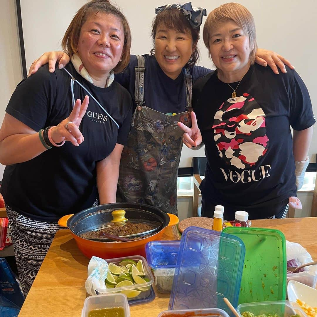 北斗晶さんのインスタグラム写真 - (北斗晶Instagram)「今年初のBBQに昨日、お誘いいただき行って来ました〜😀  凄い品数の豪華バーベキュー🍖 初めてお会いする方もいて、とにかく楽しい時間でした〜😀  ✨日本初の女子シュートボクサー仁あきらさん✨を筆頭に堀田や元後輩の前川久美子ちゃんなども参加‼️  皆んなで楽しい時間でした〜‼️ またバーベキューやりたいな〜。 しかし、今の時代は 凄いレンタルスペースがあるもんですね〜‼️  #バーベキュー  #皆んなで  #今年初の  #今年初のバーベキュー  #レンタルスペース」7月9日 16時45分 - hokutoakira_official