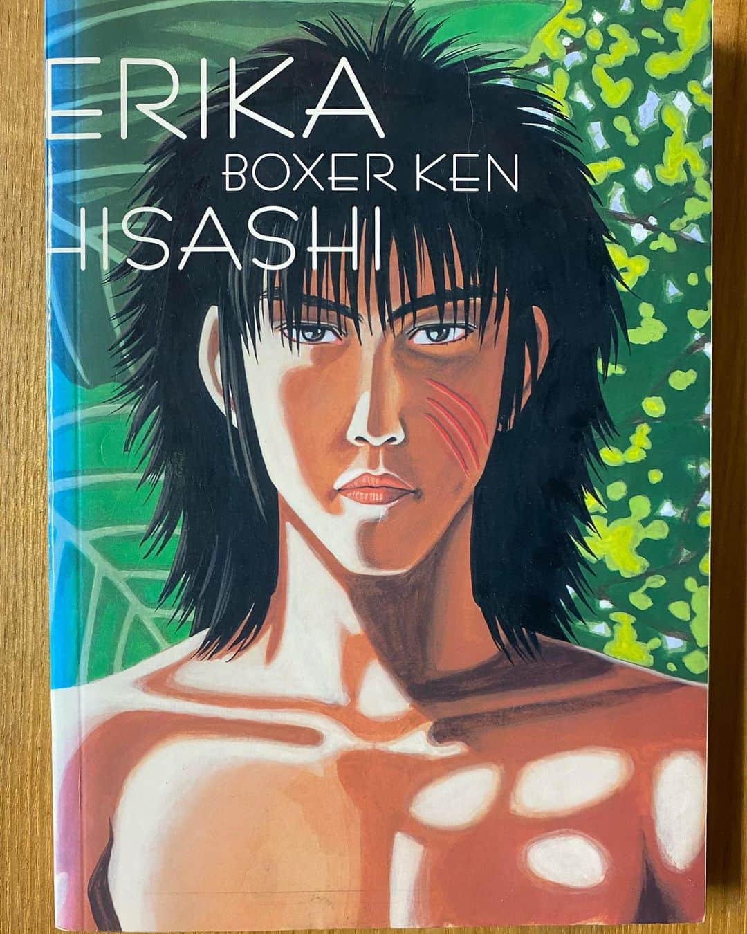 江口寿史さんのインスタグラム写真 - (江口寿史Instagram)「こないだ新しい本の打ち合わせをしてる時に、この1997年に出した『ケンとエリカ』のカバーの話になって。 この本のカバー、じつは全面シールになっていて、本当は全部剥がした下に真の表紙があるんですよね。作者としては剥がして欲しかった。だけど、買った人で剥がした人はほとんどいなかったみたいです。もったいながって。 シールであることはわかっても、下にこんなに力の入った真の表紙があることに気づいていない人もいるらしい。それこそ勿体無い事ですわ。 それにしてもこの本はクソ面白いです。 自分の本を読み直すことは２年に一回くらいしかないですが、読み返すたびにクソ面白い。クソくだらな過ぎてクソカッコいいです。こんなギャグ漫画がまた読みたいです。」7月9日 16時43分 - egutihisasi