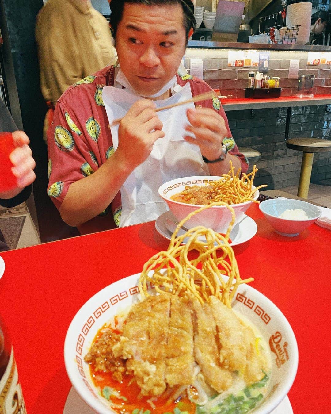 前野悠介さんのインスタグラム写真 - (前野悠介Instagram)「ラーメン　デニーロ 久々に大当たり！！ 排骨坦々麺っちゅージャンルなんかな？？ 坦々麺の上に、揚げた豚肉が乗ってら。 辛いの苦手やけど、ここのは美味い！！！！ そして、今日はなんと！！！ あの、ナポリ先生が付いてきてくれました🧚‍♀️  昔、飲みに誘ったら『なんか、楽しくなさそうなんで行きません』と断ったあの、ナポリ先生が、ラーメンについて来てくれるとは！！  ダメ元で聞いて、『あっ、ラーメン行きたいです』てナポリが返事した瞬間に、ちゃんと雨が降ってきました。  守谷は、まぁ、いつもおる。」7月9日 16時44分 - maenoyuusuke