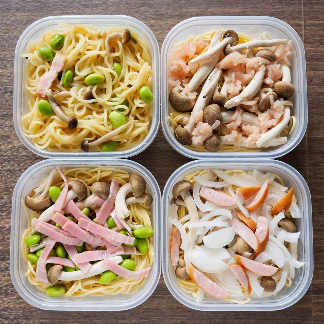 のインスタグラム：「１食８０円の革命的作り置き😋  「作り置き冷凍パスタ」 ⁡ 皆さんこんにちは。やぁ✋ ⁡ 今回は茹でずに５分で食べられる 作り置きパスタレシピ！！ ⁡ 水漬けパスタを冷凍することで 茹でずにレンジ加熱で 美味しく食べられます🎉  その日の気分で調味料をかえて味を アレンジしながら美味しく食べられます🍝  簡単に美味しく作れるので 是非作ってみて下さいね👍 ＿＿＿＿＿＿＿＿＿＿＿＿＿＿＿＿  【作り置き1食分】  ・乾燥パスタ　　　　１００ｇ （7分ゆで使用） ・オリーブオイル　　小さじ2 ・野菜・冷凍野菜　　40g （しめじ・冷凍枝豆、ブロッコリー、ほうれん草など） ・お肉類　　　　　　10~20gほど （ウインナー・ベーコン・ひき肉・ツナ缶など）  【調理方法】 1、保存容器に水120mlを入れる。 2、蓋をずらして置くか、ふんわりとラップをかけます。 3、600wの電子レンジで5分加熱します。 4、お好みの調味料で味をととのえます。  ＿＿＿＿＿＿＿＿＿＿＿＿＿＿＿＿ 📹YouTubeレシピ動画配信中📹 ￣￣￣￣￣￣￣￣￣￣￣￣￣￣￣￣ 細かい作り方やポイントは YouTubeにレシピ動画があります😊 ⁡ 【kattyanneru/かっちゃんねる】 で検索してみて下さいね🔍 ＿＿＿＿＿＿＿＿＿＿＿＿＿＿＿＿   #パスタ #pasta #作り置き #簡単レシピ #節約レシピ #おつまみ #かっちゃんねる #かつ活」