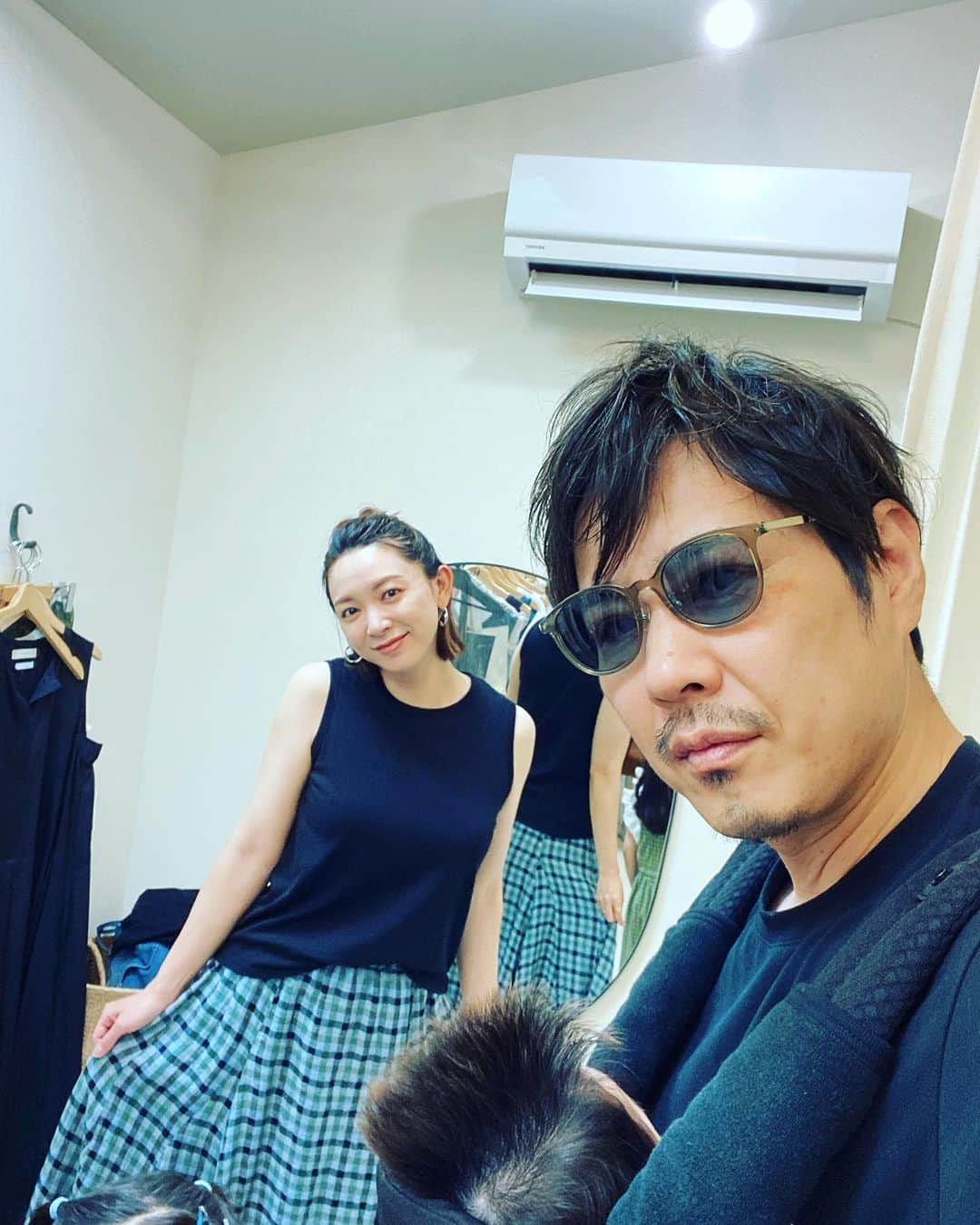 藤原一裕のインスタグラム：「そして今日は妻の洋服試着沼に引きずり込まれております。  #家族 #沼」