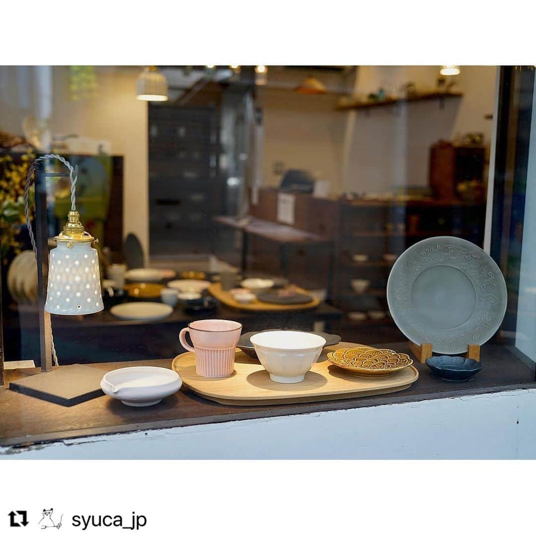 阿部春弥のインスタグラム：「・ 本日最終日です。 どうぞよろしくお願いいたします。 ・  #Repost @syuca_jp with @use.repost ・・・ 【阿部春弥 陶展 最終日です！】  いよいよ「阿部春弥 個展」最終日となりました！  オンラインへの移行作業も頑張っております。 準備が整いまして販売開始日時が決まりましたらメルマガ等でお知らせさせて頂きます。 それまでは是非店頭へお運びくださいませ。  本日も12時から17時まで空堀商店街でお待ちしております。 ------------------------- ・暮らしに寄り添う色とりどりのうつわ  長野で作陶されている阿部春弥さん。阿部さんのうつわは、和も洋も感じるうつわが多く食卓のどのシーンにも馴染んでくれます。 今回の個展では、新しく手掛けられている釉薬のうつわや、照明や花器なども届けてくださいます。たくさんの作品が届きますのでご期待ください。  ・information 期間：2023年7月1日(土)〜7月9日(日)  場所：大阪市中央区谷町6-15-22  営業時間：12:00 〜17:00  定休日：水曜日、木曜日  ・WEB展 https://www.syuca.jp/shopbrand/abeharuya/ オンラインショップでも販売予定です。(日時は後日告知)  #阿部春弥　 #うつわ #器 #作家の器 #陶芸 #食器 #pottery #作家のうつわ #ceramic #陶器 #磁器 #木工 #趣佳 #syuca #からほり #空掘商店街 #松屋町 #谷町六丁目 #谷6 #谷六」