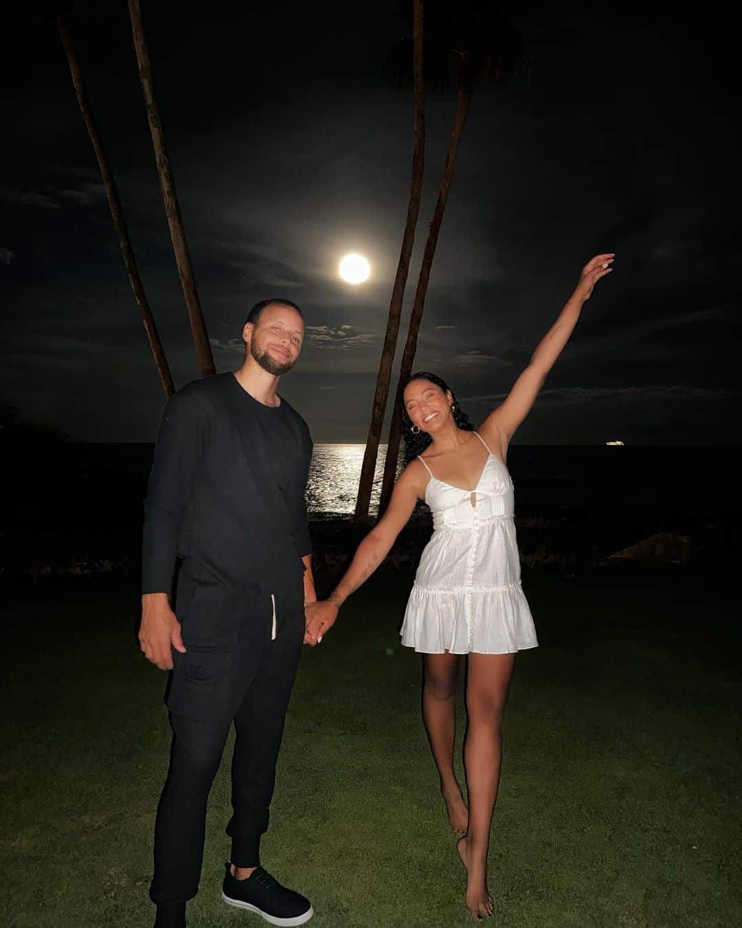 エイヨシャ・カレーのインスタグラム：「🌕」