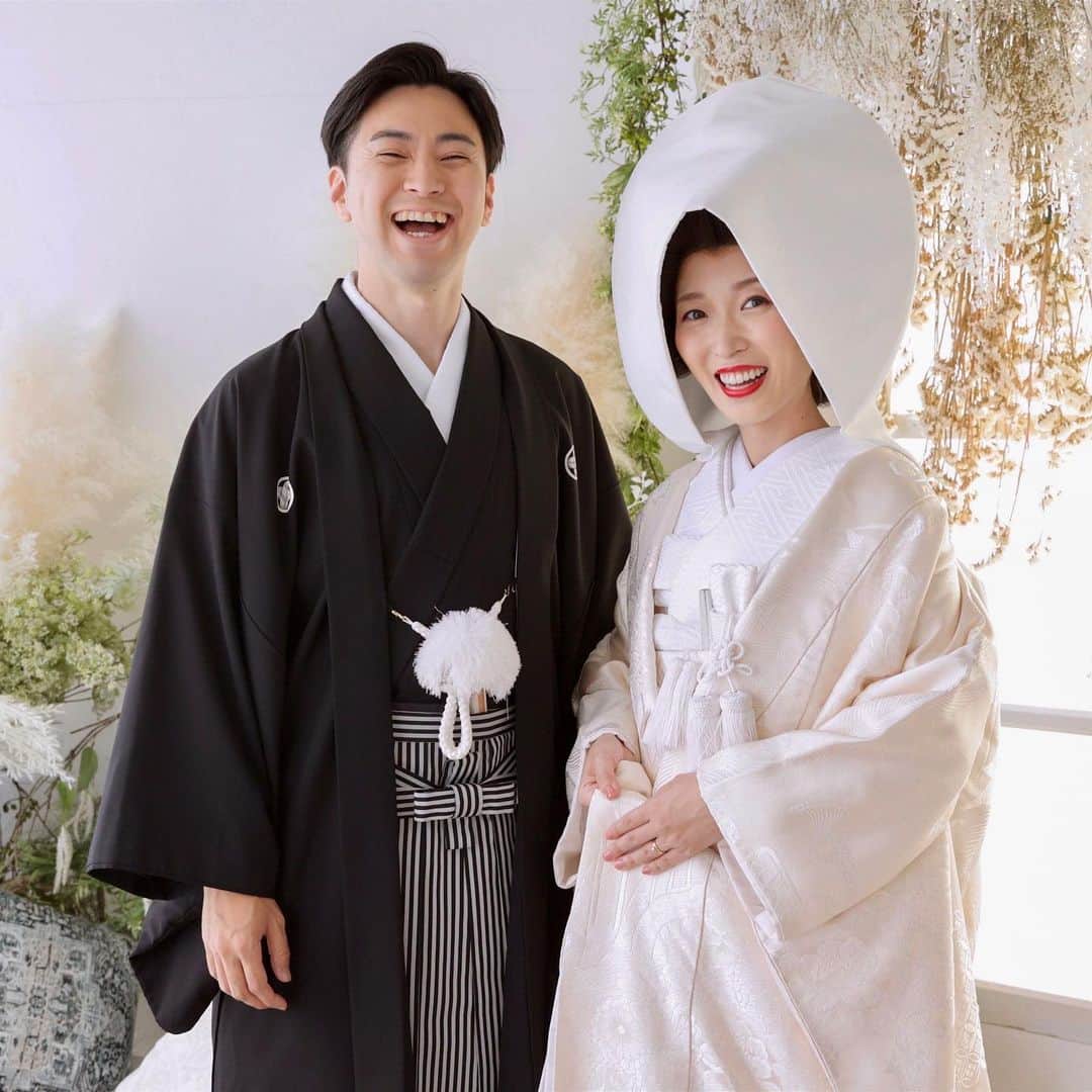 くまみきのインスタグラム：「THE☆写真館！！！って感じの家族写真が撮りたくて、両親も呼んで結婚式の前撮り写真撮影しました🤣🧡  白無垢、撮影で着たことはあったけどまさか本当に着る日が来るとは思ってなく😂、せっかくの機会なので黒髪のカツラかぶってむーくんも髭を剃って誰やねん記念写真にしました🤣🤣🤣  めちゃくちゃ良い思い出になってやってよかったです😊 この日の様子はYouTubeにアップしてるのでよかったらみてみてね✨  そしてYouTubeではお伝えしましたが、夫の住む古民家に引越して共同生活がスタートしました🏠 知らない土地だし片付けおわんないしでこの1週間バタバタすぎて記憶がございませんが、新生活も楽しんでいきたいと思います🌞  お友達のみなさん、片付いたら遊びに来てください🫶縁側でお茶しましょ👵🍵  #白無垢 #白無垢前撮り #綿帽子 #写真館 #家族写真 #結婚式前撮り #フォトウェディング #ウェディングフォト #着物 #着物コーディネート #着物コーデ #着物 #きもの #kimono  #着物女子 #kimonostyle #kimonofashion #japanesekimono #wedding #和装前撮り #和装結婚式 #和装 #和装花嫁」