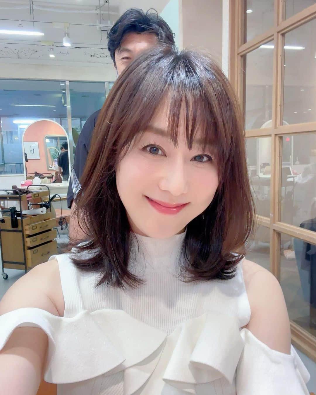 村上麻衣のインスタグラム：「けっこう切りました❣️  Elilume和野さん「似合わせカット」✂️ @wanoyousuke   オーダー方法は  マイ「髪切りたい。可愛くしてほしい」 和野さん「OK。ざわつかせましょう」  会話これだけです😂  涼しくなりました🎐 ありがとうございます。  今のところまだ誰もざわついてくれません。笑  . . .  #ヘアカット #美容室 #美容院 #髪切った #haircut #ボブ #ボブヘア#アラフォーヘア #アラフィフヘアスタイル #大人かわいい」