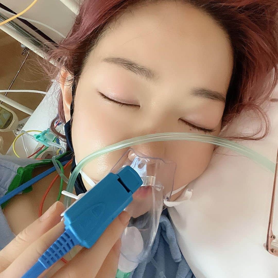 松本都のインスタグラム：「入院＆手術しました！  入院５日間  全身麻酔(初)の大手術  術後2週間経つけど、傷はまだ痛いし、痛み止め切れると熱上がる(術後ダメージによるものだからうつらない)  運動もほぼ出来ず、今まで通りの生活に戻るにはまだ少し時間がかかりそうです  本沢山持っていったけど、術後激痛で寝返りすら打てずでとても読めなかった💦  自撮り一枚撮るにも精一杯  健康第一  女性の皆さん 婦人科検診など、自覚症状なくてもしっかり行きましょう(本当に)  男性も、定期検診や健康診断などしっかり  手術本当に痛いしお金もかかるし、普段から養生する方が100倍コスパいいですから😢」