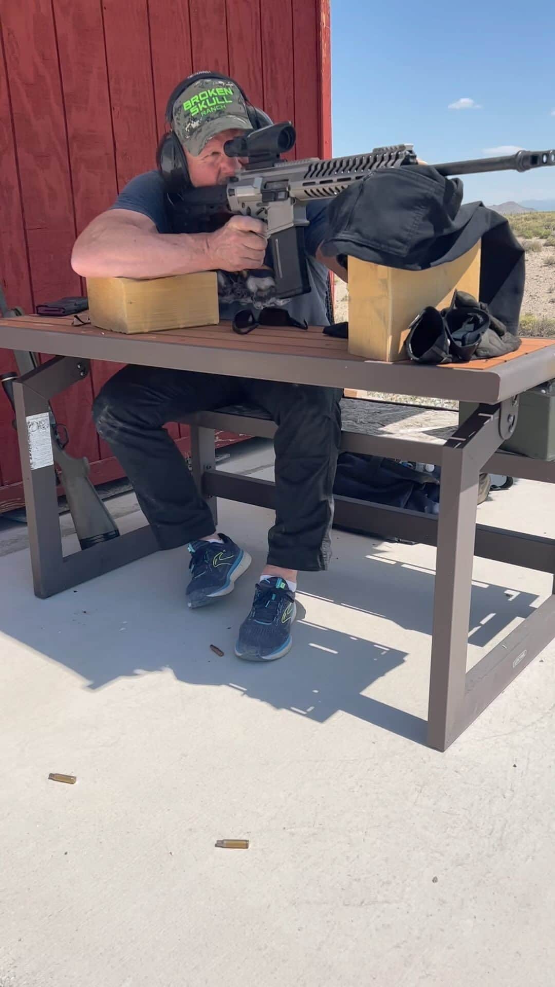 ストーン・コールド・スティーブ・オースチンのインスタグラム：「Range time in the desert. Forgot my sand bags. Improvised with wood blocks and a pair of pants. POF .308」
