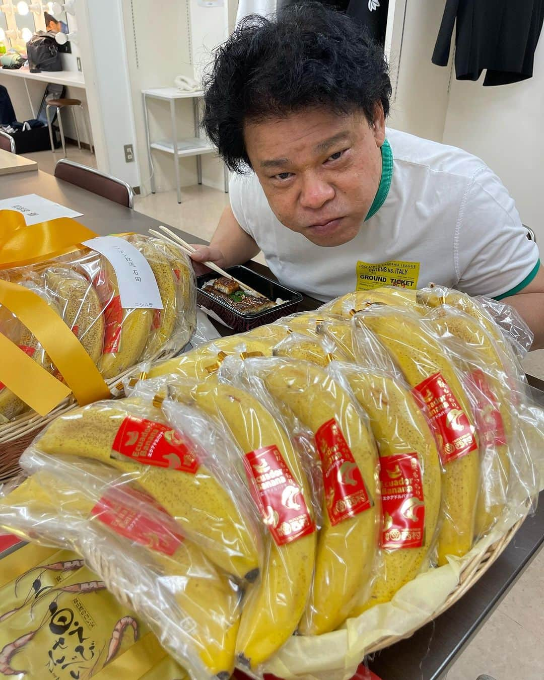 河本準一さんのインスタグラム写真 - (河本準一Instagram)「ジミー大西さんの目の前に大量のバナナ🍌 日本で1番似合う。 #ジミー大西 #バナナ #笑輪の笑い #富山公演 #差し入れ」7月9日 11時39分 - junichi_komoto0407