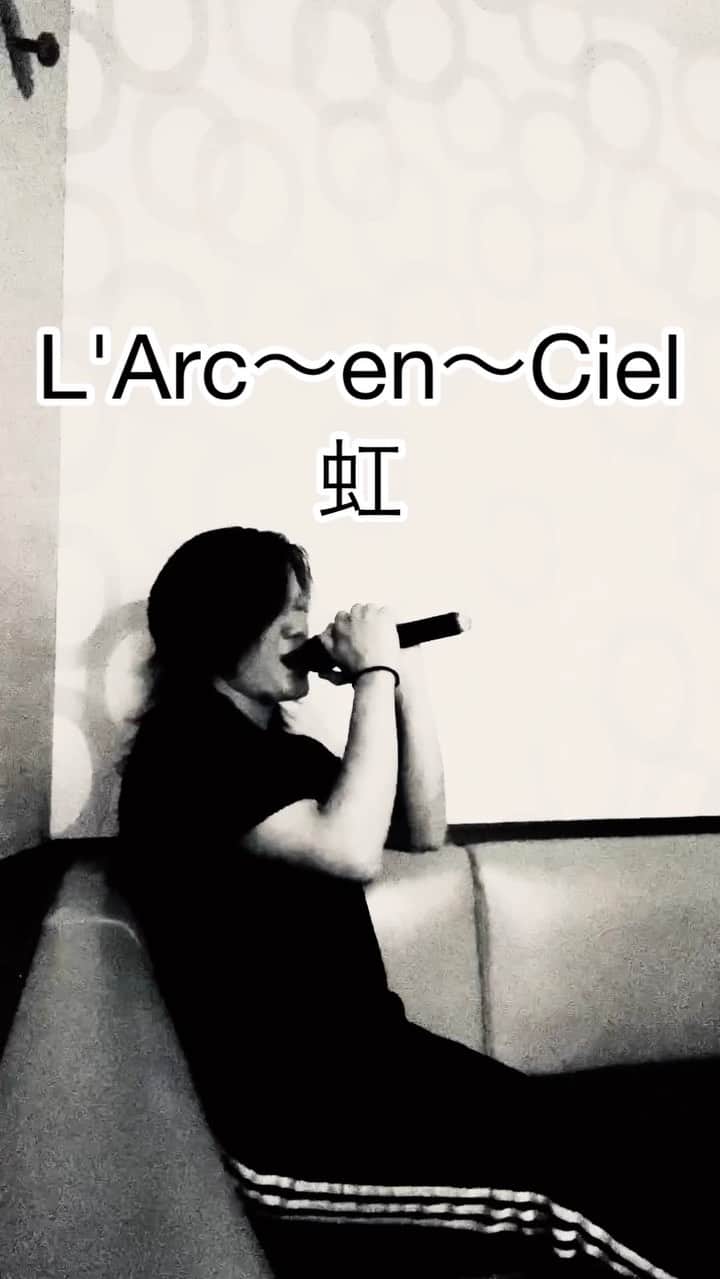 樋渡大輝のインスタグラム：「L'Arc〜en〜Cielのhydeさんのものまねで「虹」です  #ものまね #モノマネ #ものまね芸人  #モノマネ芸人  #お笑い #吉本 #お笑い芸人 #ラルク #ラルクアンシエル  #音楽 #バンド #ロックバンド」