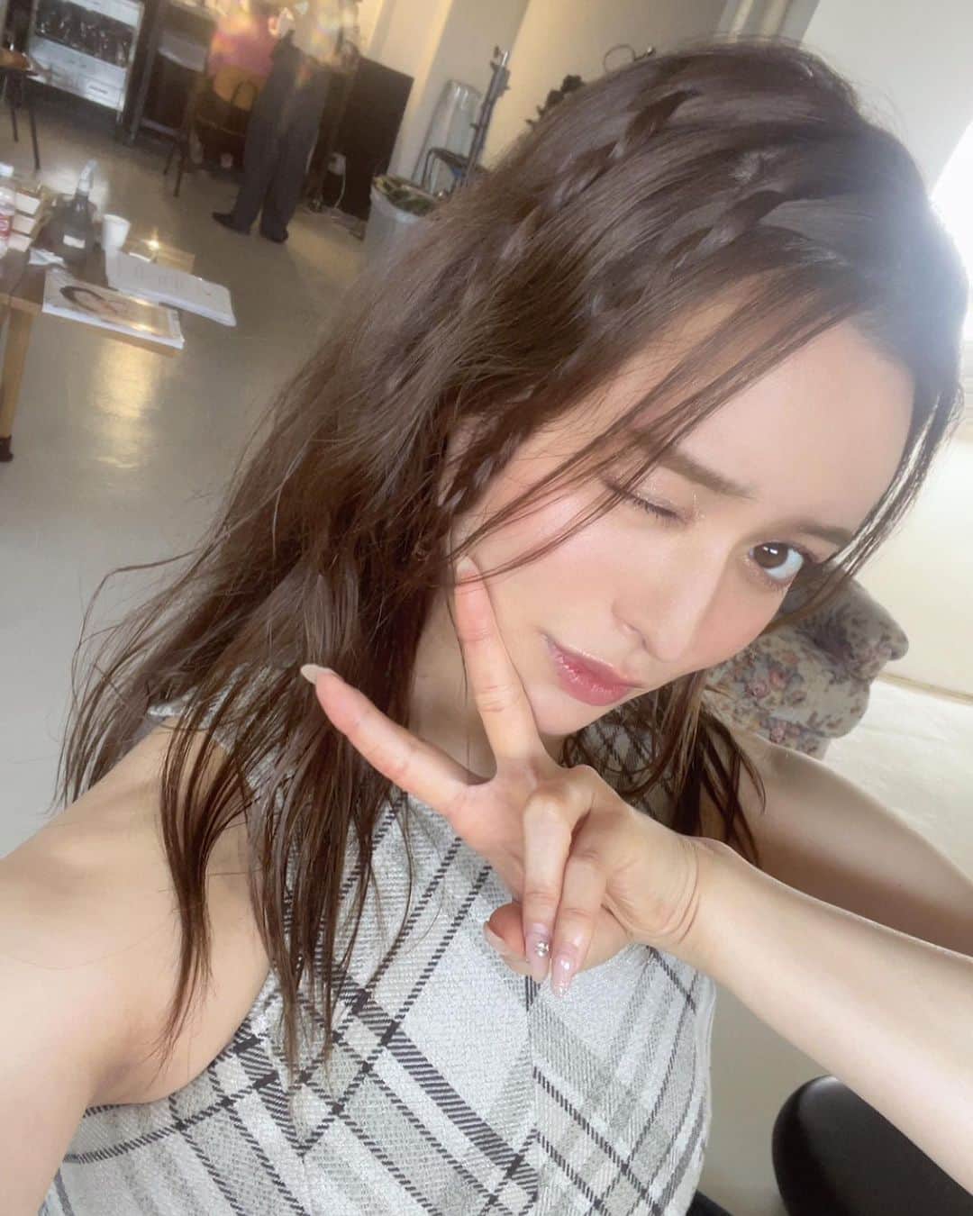 野崎萌香のインスタグラム：「あったかくなってくると試したくなるカラーメイク🍧  今人気のスリープインスモークアイ👁‍🗨 (メイクしたまま眠ってしまった時 みたいな完璧じゃないアイメイク😴)を オレンジ系だけどふわふわの桃っぽい、 フルーティーなピンクで作ってみたよ👁  アイシャドウはお気に入りのディオール サンク 719🍑  リップはディオールのリップグロウ048🍹  @diorbeauty」