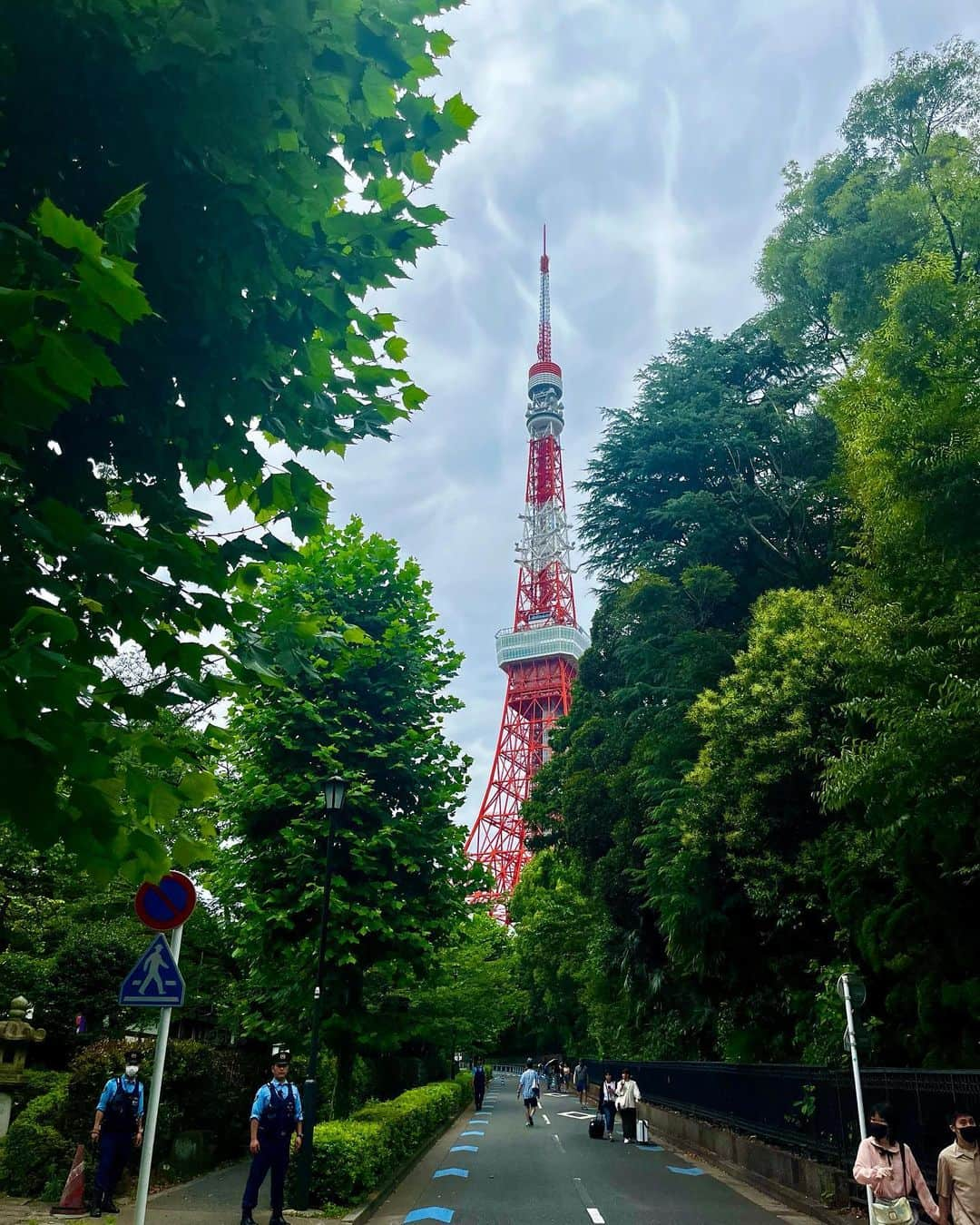 佐竹正史さんのインスタグラム写真 - (佐竹正史Instagram)「昨日は安倍晋三さんの一周忌。 増上寺に献花に行き 本当にたくさんの方々から声をかけて頂き、僕自身が励まされる日になりました。 献花の受付が予定より2時間以上早く始まったので、長尾たかし先生がお話される会にも伺え、終わりで安倍総理の思い出話をしながらゆっくりとした時間を過ごせました。  日頃から応援してくださっている皆様ありがとうございます。  これからもずっと続けて参ります🎌  #安倍晋三 #ビスケッティ佐竹」7月9日 11時47分 - sataketty