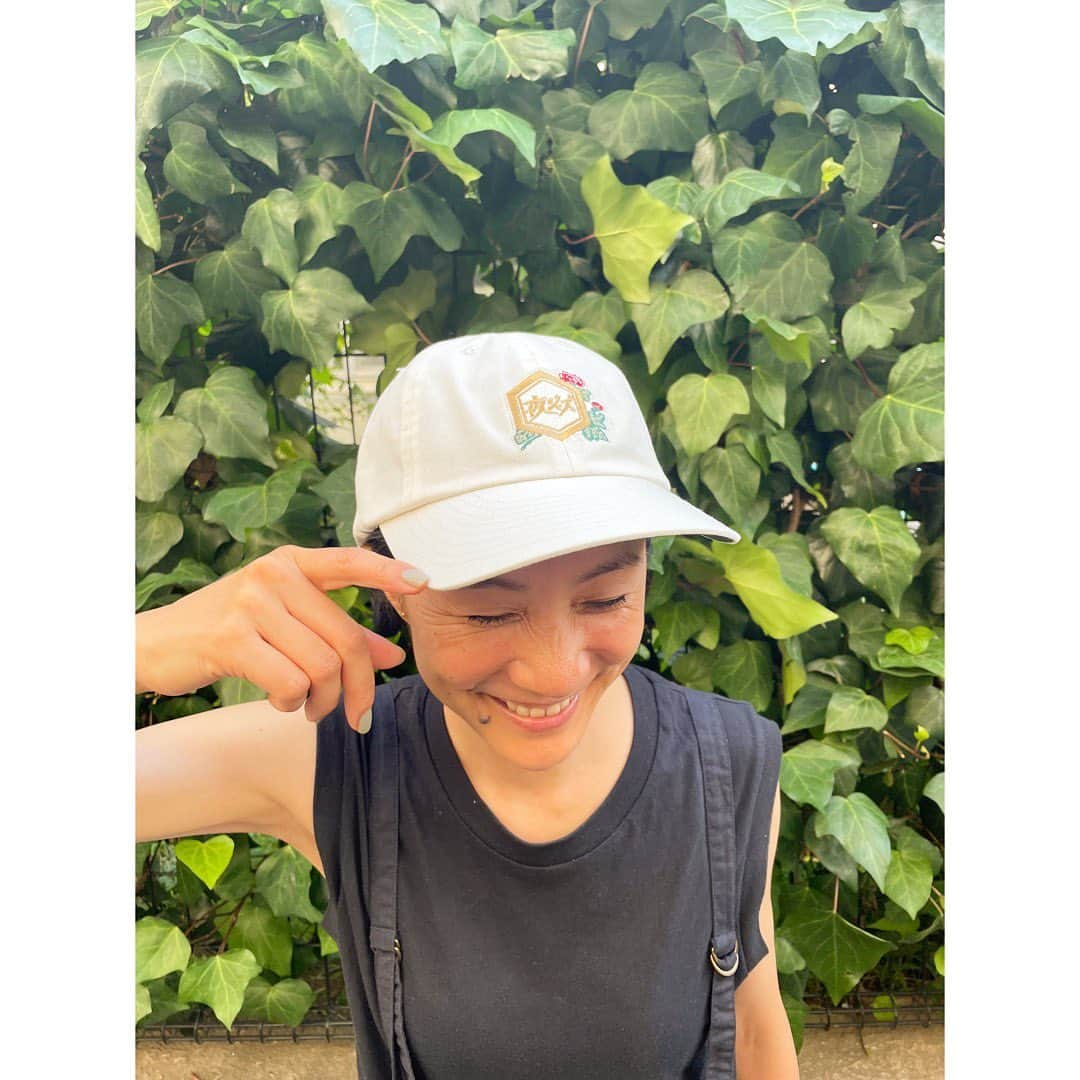 はなさんのインスタグラム写真 - (はなInstagram)「DJ須永辰緒さんの夜ジャズキャップ🧢焼酎「キンミヤ」コラボで金色の刺繍が輝いてます✨大人女子が似合うキャップを探してたからうれしい🥹辰緒さん(@sunaga_t)、ありがとうございます❤️ #夜ジャズ #キンミヤ」7月9日 11時57分 - hanalovestaco