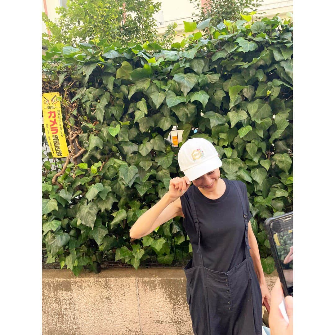 はなさんのインスタグラム写真 - (はなInstagram)「DJ須永辰緒さんの夜ジャズキャップ🧢焼酎「キンミヤ」コラボで金色の刺繍が輝いてます✨大人女子が似合うキャップを探してたからうれしい🥹辰緒さん(@sunaga_t)、ありがとうございます❤️ #夜ジャズ #キンミヤ」7月9日 11時57分 - hanalovestaco