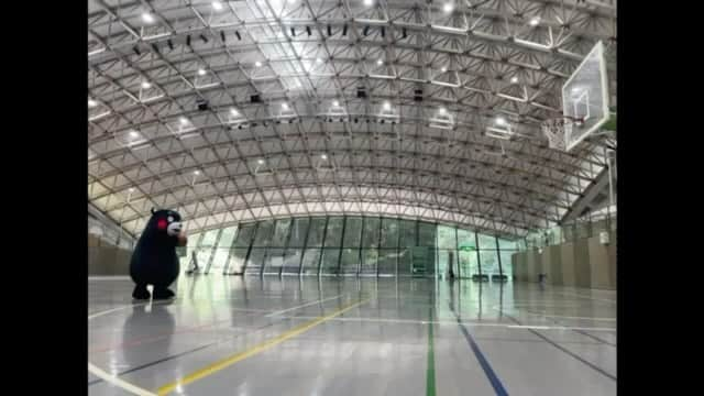 くまモン隊【official】のインスタグラム：「. くまモンが・・・🙌🏀  体育館でバスケットボールを見つけたくまモン⛹️‍♀️  得意気にドリブルして、、、  いざ！！！！！  #くまモン #kumamon #熊本熊 #阿蘇 #小国 #小国ドーム #バスケットボール #失敗😔 #残念」