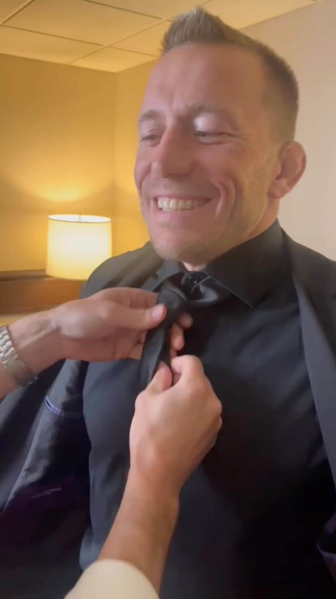 ジョルジュ・サンピエールのインスタグラム：「Before going on stage, you need people you trust. 😂」