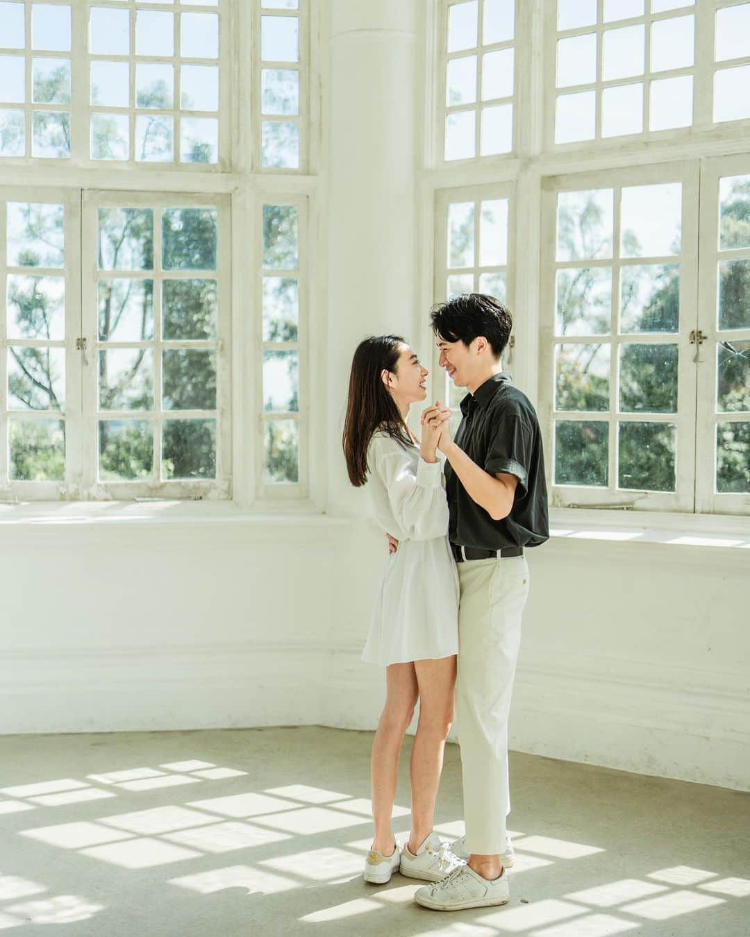 久保りさのインスタグラム：「Counting…!   実は携帯のメモに、旦那さんに言われて嬉しかった言葉、旦那さんの行動で嬉しかった事を、書き留めている。  特に付き合うあたり〜プロポーズ前後が多いのだけど、いつ見返しても温かくて、ちょっとドキドキする。  そして、なんとなく寂しい気分になった時にも役立っている。  メモの存在は、最近になって旦那さんにネタバレしたけど、赤裸々すぎてまだ見せてない。  言葉は一言一句正確に残せていて、今となってはメモなしだとニュアンスでしか思い出せないので、残しておいて良かったと思う。  私は旦那さんの言葉の選びがとても好きなので、一言一句残っているのはかなり大きい。  そして不思議な事で、言葉が思い出せると、その瞬間の色や記憶が一気に蘇るのね。  最近はかなりサボりがちだったので、そそろ再開しなくては。  そうそう丁度いつかの今頃、多分暑い夜。  「人生で一番好きだから、一生守ってあげるんだ。」と言われた。  Photo by the amazing @chilloutsobad 🩵」
