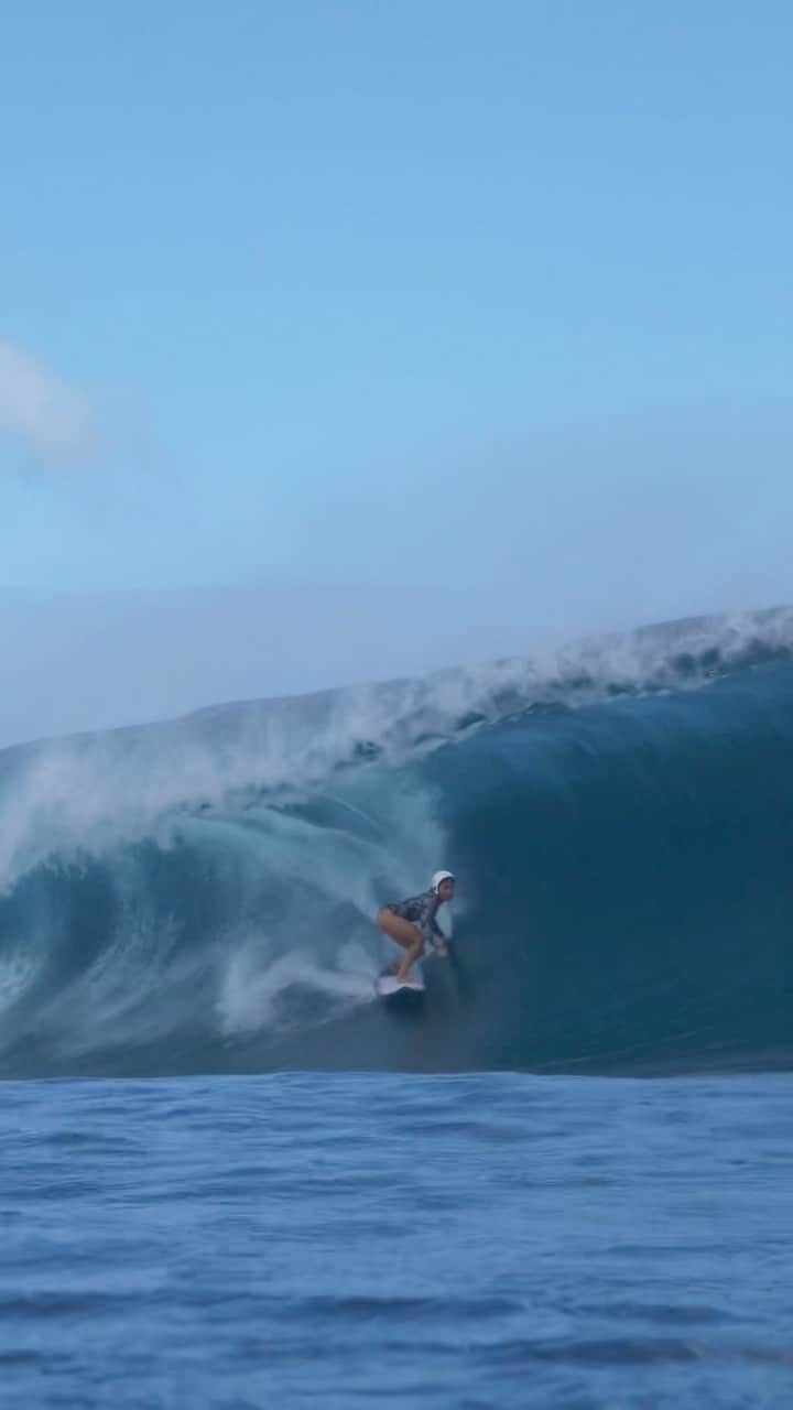 のインスタグラム：「Blessed 🙏🏻💖🌊🧝🏻‍♀️  📹: @keanu.moux  @isasurfing  @terevadavid  Thank you so much! #teahupoo #waves  : : @billabongwomensjp @niketokyo @billabongwomens @alliepr_jp @fcs_japan @hlna.jp @whitebuffalo_official @yogiteajp #yusurfboards #aerotech」