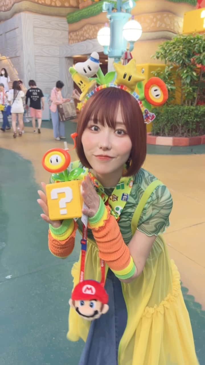 のインスタグラム：「マリオコーデでユニバ行ってきたお🍄🌟 ファイヤーフラワーでやっつける🔥🔥🔥  黄色のチュールワンピは自作💛  #ユニバ #usj #ユニバーサル #ユニバコーデ #マリオコーデ #supermario」