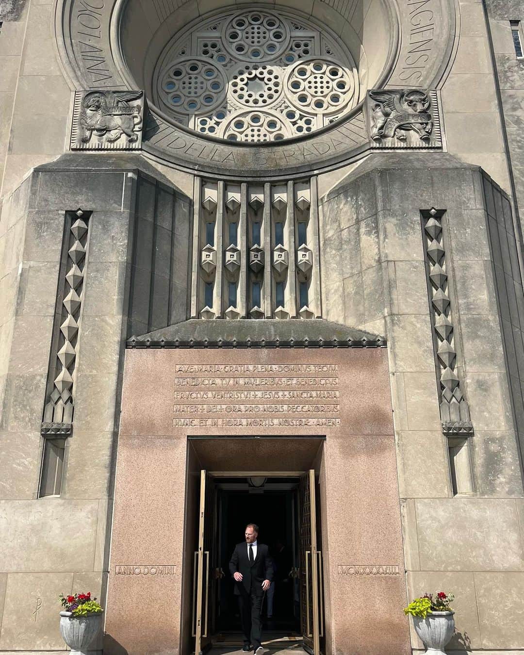 マック・ブラントのインスタグラム：「My wife took an an accidental John Woo photo minus the doves.」