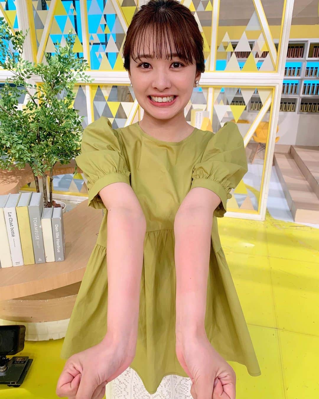 河出奈都美のインスタグラム：「. きょうのシューイチ☝️  今昔ニュースは「美の追求史」がテーマだったんですが 日焼けしないよう、皆さんビタミンを摂ったり 日傘を持ったりと、紫外線対策をされてる中  めちゃめちゃ日焼けしている人が ここにいました🙂 さて、なぜでしょうか？ 答えは…次の投稿で。笑  #ヒント #腕だけが焼けてる #日焼け #シューイチ #日本テレビ #アナウンサー #河出奈都美」