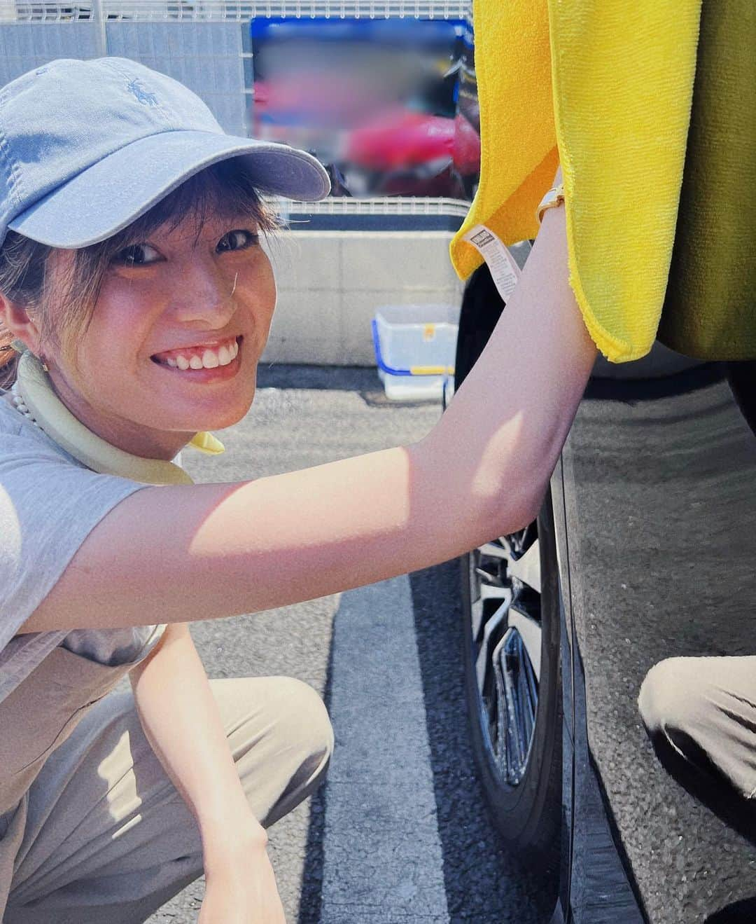 寺本愛美のインスタグラム：「洗車日和。 Photo byチビ美 * * 先日のお天気いい日 洗車しました。 汗だくになりながら 久しぶりピカピカに！！  チビ美も頑張ってお手伝いしてくれました。  うちの家は ととにならって 手洗い派。 みんなで 洗車 大変だけど 楽しいから好き。  ちょっと話ズレるけど 日焼け止め塗ると 車のシートやらに ところどころ くっついて白くなる現象が好きじゃない。 出かける30分前に日焼け止め塗ってみたり 軽くパウダー叩いたりしてるけど 塗り直したら結局 ね。 * 拭き取りメイク落としシートを常備して ついたところを擦らず ぎゅーっとして ウェットティッシュで拭きとって落としてます。 (いきなりのライフハック←) まあ とはいえ そんなこまめにできないし。 ズボラだし。 でも あの白くなるの気になりすぎる。 アームウォーマーが最強なのか。  アームウォーマーと言えば 「どうせ絶対使うし 車にもう置いとこう」 って去年の自分言ってた記憶があるのに 全然ない。 ずっとない。 また買うのなんか悔しい。 けど 運転中逃げ場なく 紫外線にあたり続けてるのも癪だ.....  まだ買ってません← 気休めで 薄めのパーカーを ないよりはマシだろと着るこの頃。  ハッシュタグ迷走↓ #洗車日和#洗車#手洗い主義#シート日焼け止め問題」