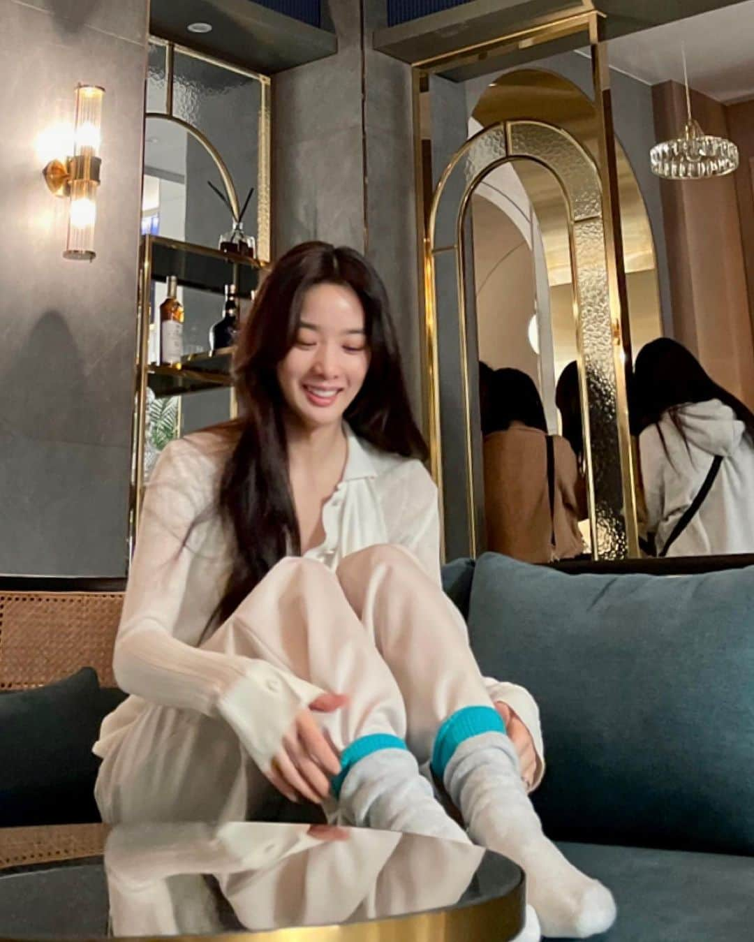 イ・チョンアのインスタグラム：「Yoon Si-Hyeon 🧦  채희 아가씨 오시기 전의 평화   #Celebrity #Episode7 @netflixkr」