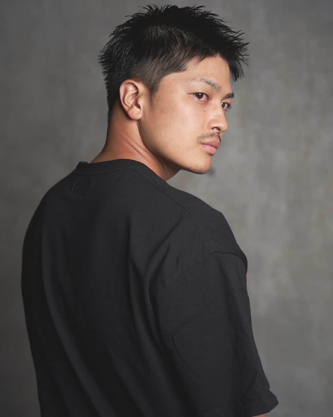 舘野将平のインスタグラム：「もしかして、短髪で髭もあり？🤭  📸&✂️ @ryousuke_nomura   #黒髪 #メンズカット #portrait」