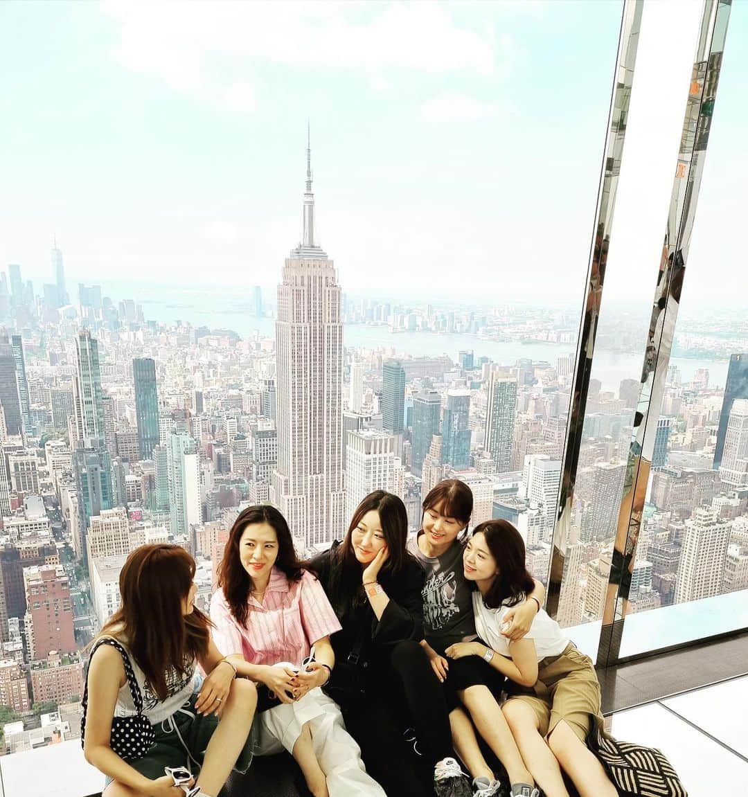 ヨンアさんのインスタグラム写真 - (ヨンアInstagram)「ニューヨーク🗽で 楽しみにしてたSUMMITへ♡ あっという間に上がるエレベーターで ニューヨークの素晴らしい景色を見れる！子供たちより　はしゃぎました😂 今の息子くらいの時から30年ずっと仲良しな友達♡ 一番リラックス出来て甘えぱなしな私を 見守ってくれて強い味方でいてくれてます！皆んな韓国から、日本から、メキシコから、ワシントンからニューヨークで集まって毎日幸せな時間をゆっくり過ごしてます  ニューヨークの元気さ やっぱり　大好きだな🌹 #NYC#summit」7月9日 12時17分 - youn1029