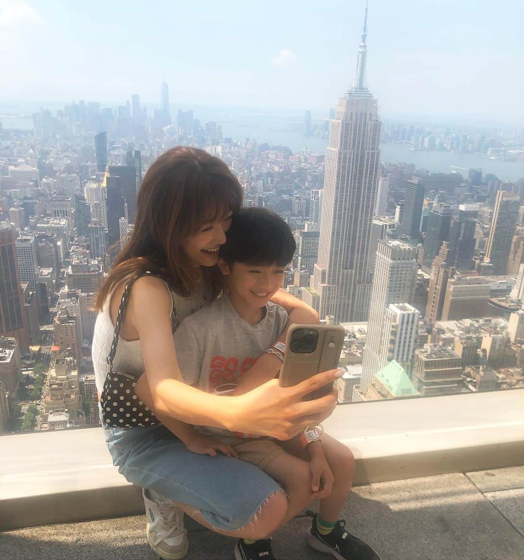 ヨンアさんのインスタグラム写真 - (ヨンアInstagram)「ニューヨーク🗽で 楽しみにしてたSUMMITへ♡ あっという間に上がるエレベーターで ニューヨークの素晴らしい景色を見れる！子供たちより　はしゃぎました😂 今の息子くらいの時から30年ずっと仲良しな友達♡ 一番リラックス出来て甘えぱなしな私を 見守ってくれて強い味方でいてくれてます！皆んな韓国から、日本から、メキシコから、ワシントンからニューヨークで集まって毎日幸せな時間をゆっくり過ごしてます  ニューヨークの元気さ やっぱり　大好きだな🌹 #NYC#summit」7月9日 12時17分 - youn1029