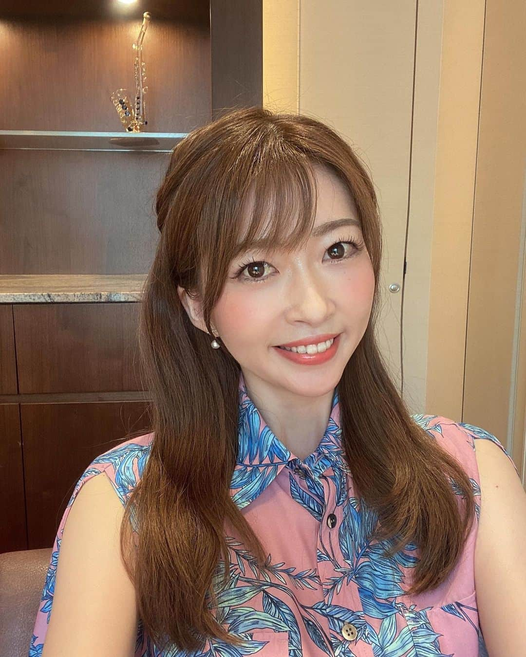 三浦真理子のインスタグラム：「. 朝から雨が降ってたけど、やっと曇りになった福岡です😊 . 早く梅雨明けしてほしいね😆✨ . 良い日曜日を〜🥰 . . #pleasefollowme #instagood #swip #いいねしてね #ハーフアップ #夏服コーデ #夏服 #梅雨 #良い一日を #🍀 #haveaniceday #sunday #スワイプしてね #😊 #アルアバイル」